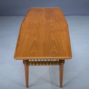 Table basse mid-century en teck et rotin