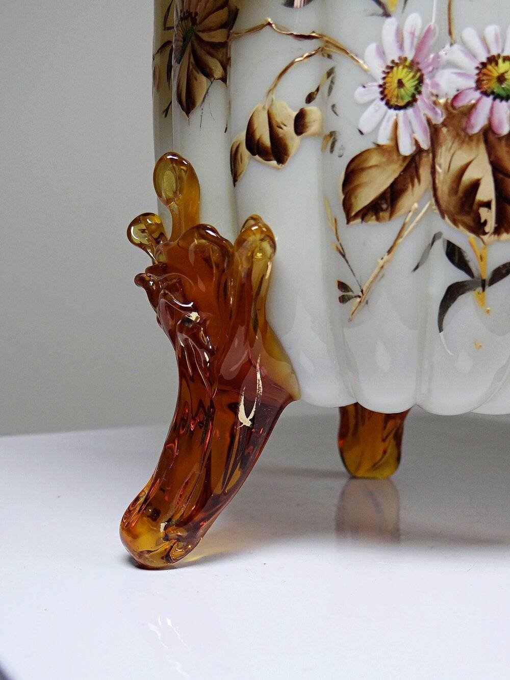 Vase tripode de style victorien en opaline émaillée, XIXe-XXe s.