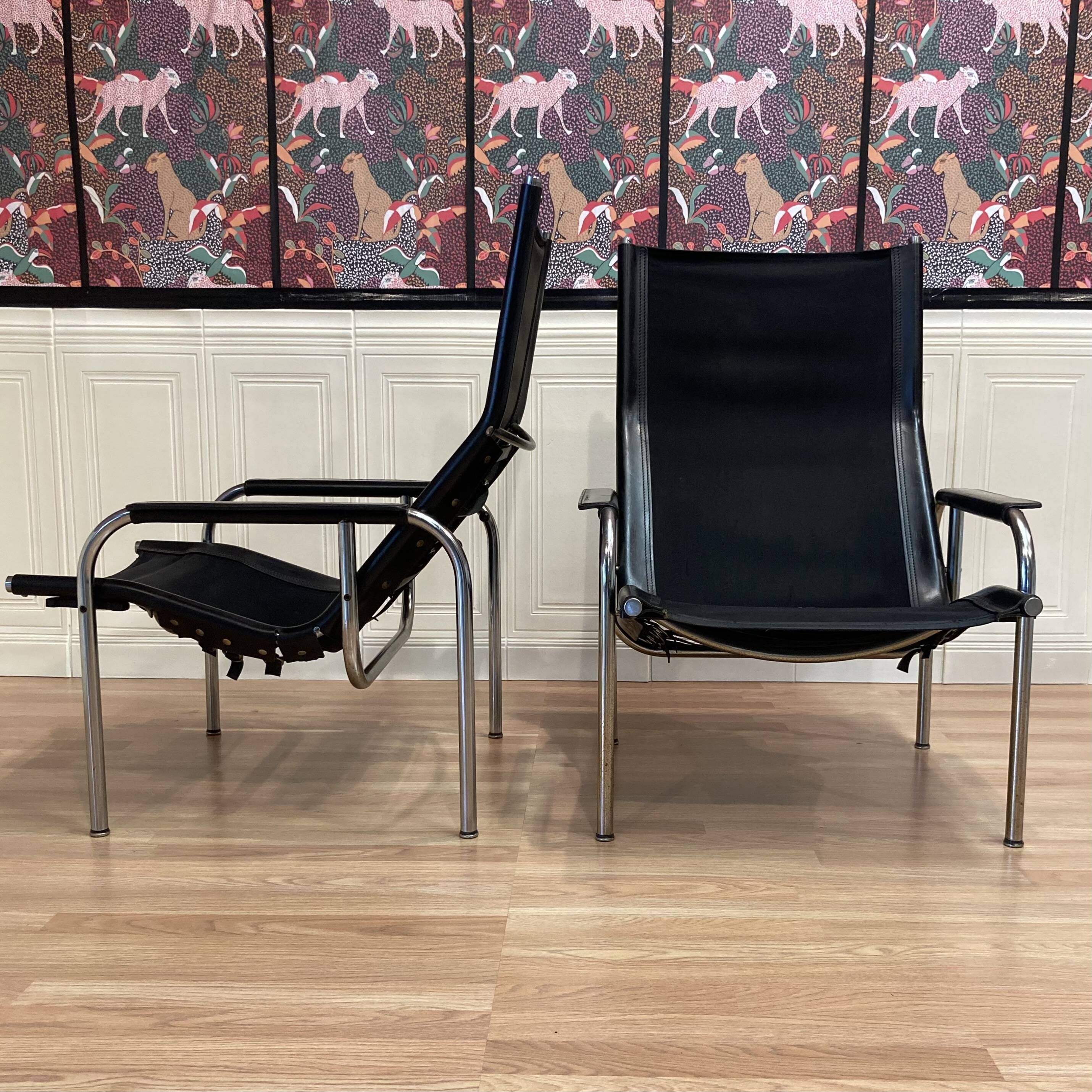 PAIRE DE FAUTEUILS CUIR NOIR ET CHROME HANS EICHENBERGER 1960.