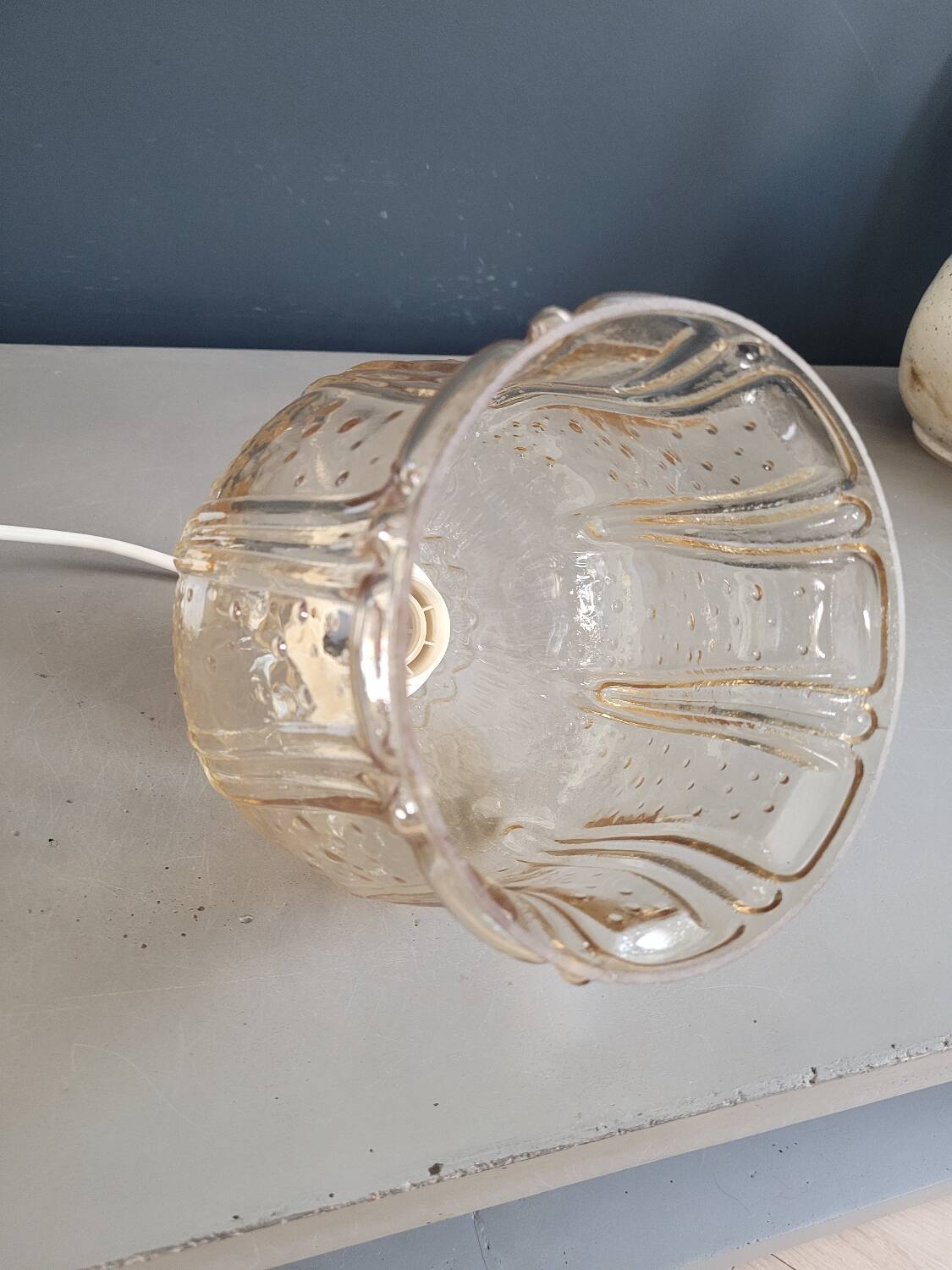 Suspension vintage en verre moulé ambré
