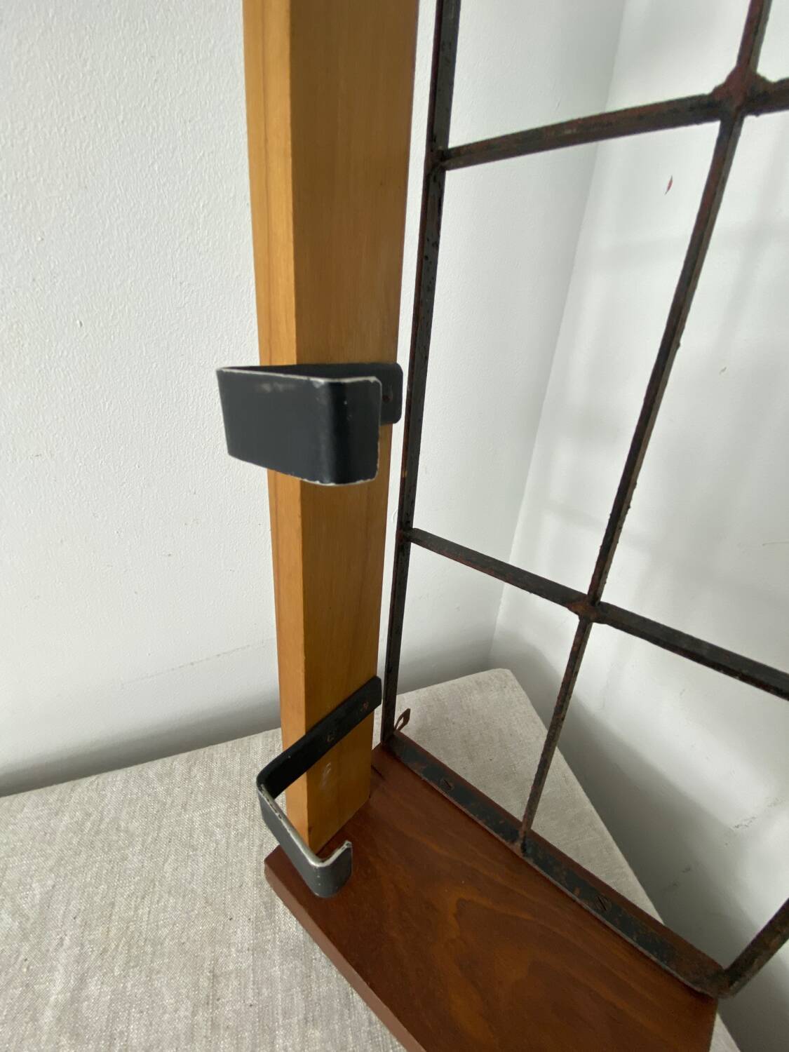 Wall-mounted coat rack with 5 wood and iron hooks