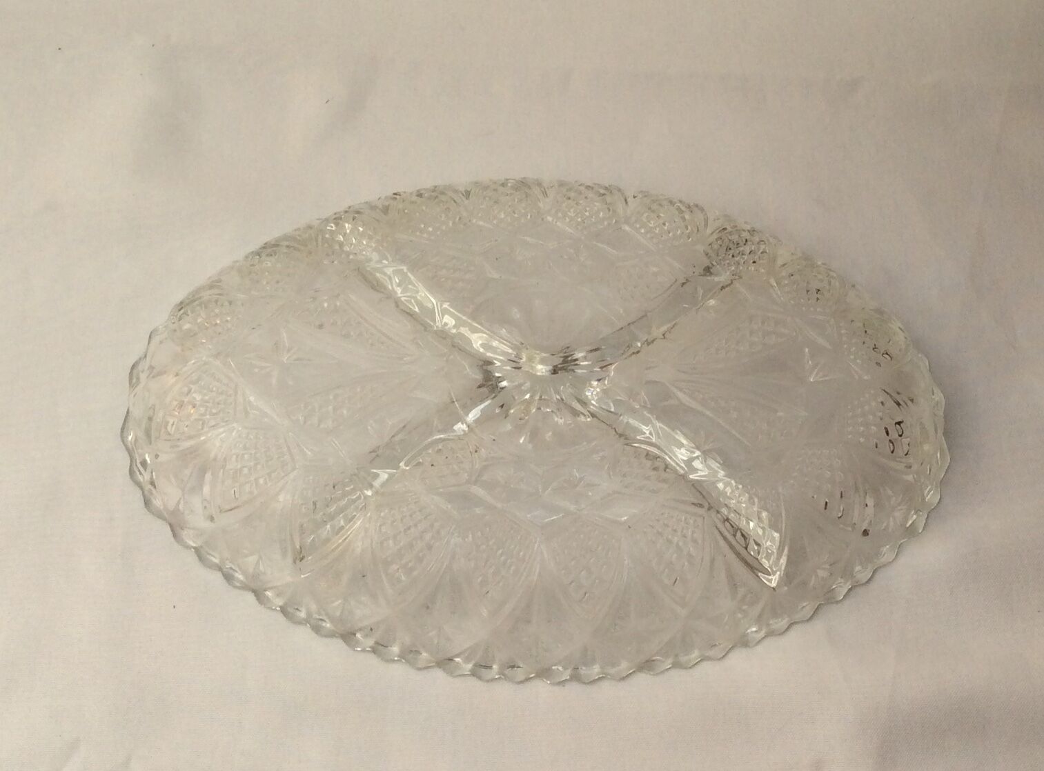 Sculpted oval glass plate with 4 compartments