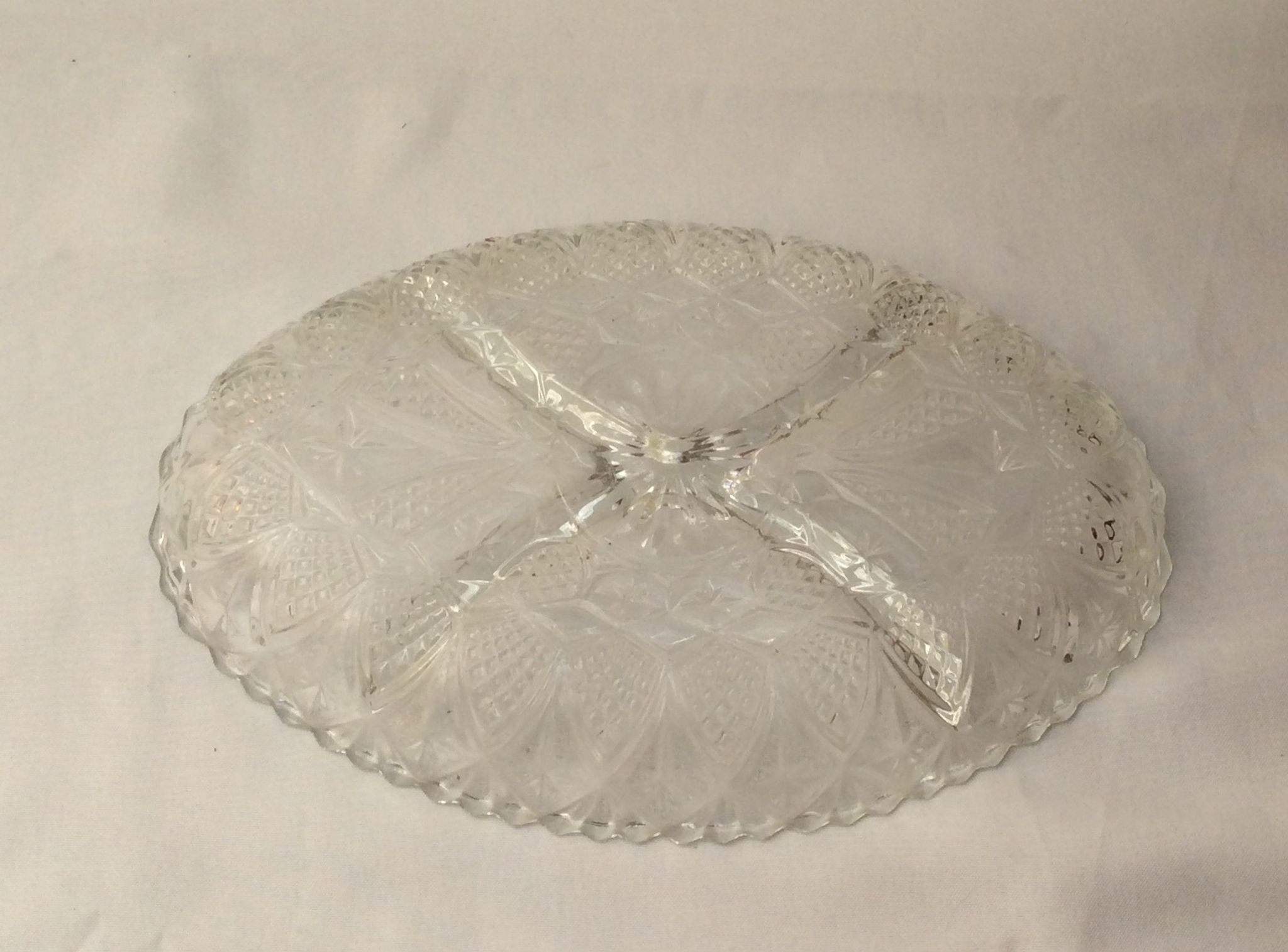 Sculpted oval glass plate with 4 compartments