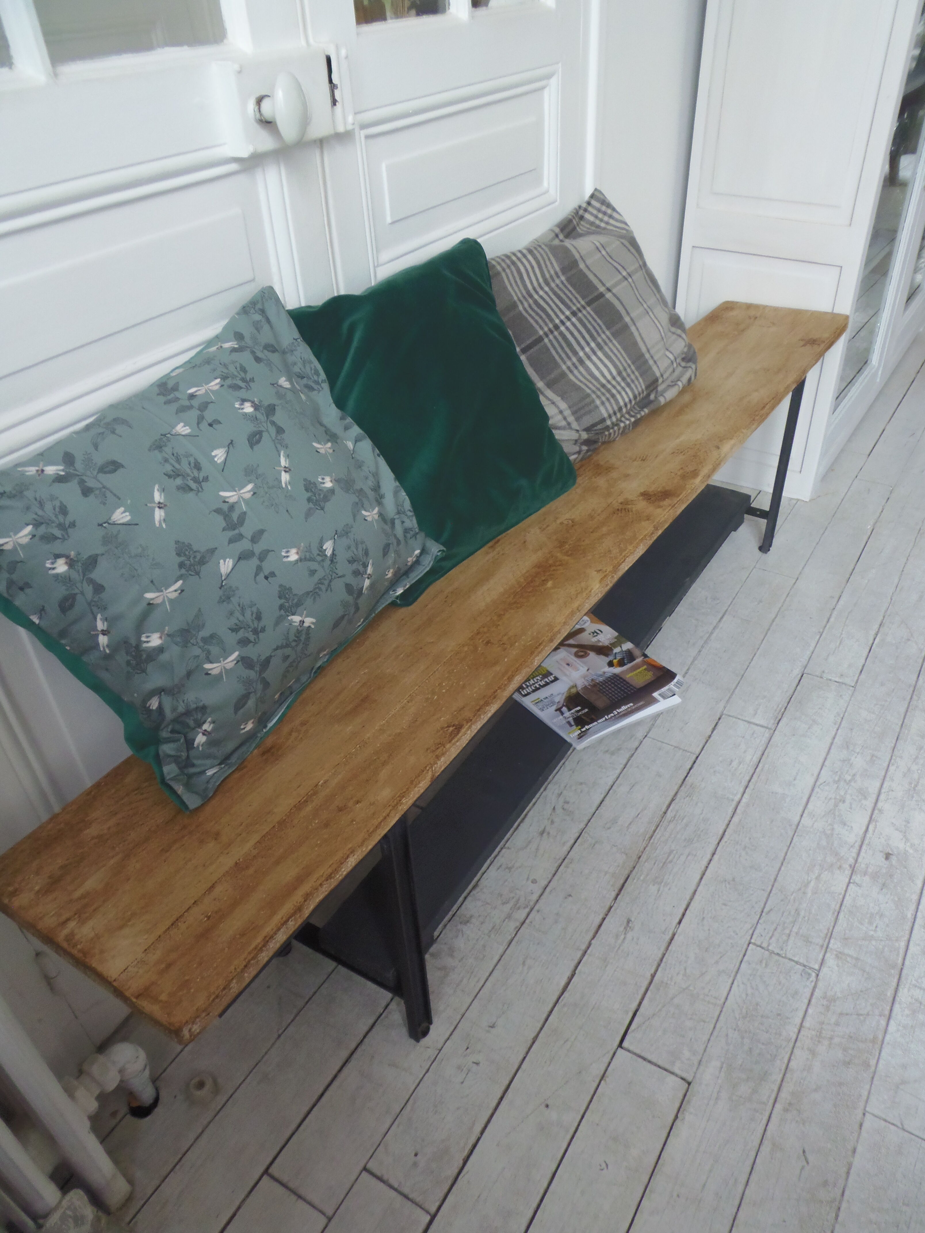 Bench metal structure and cross slate gray wood, waxed seat medium oak.