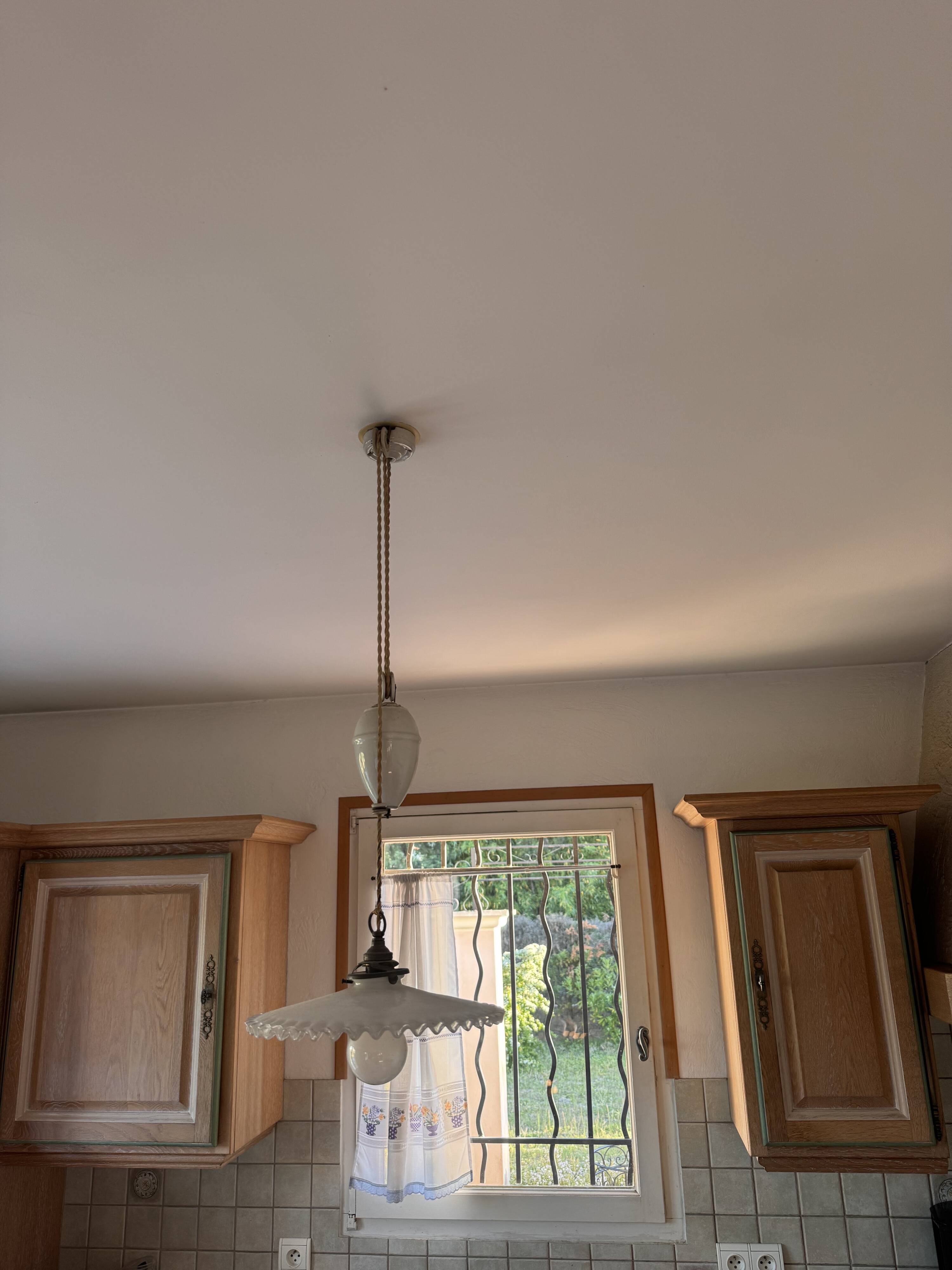 Vintage opaline suspension in the style of Arcopal & pulley porcelain.