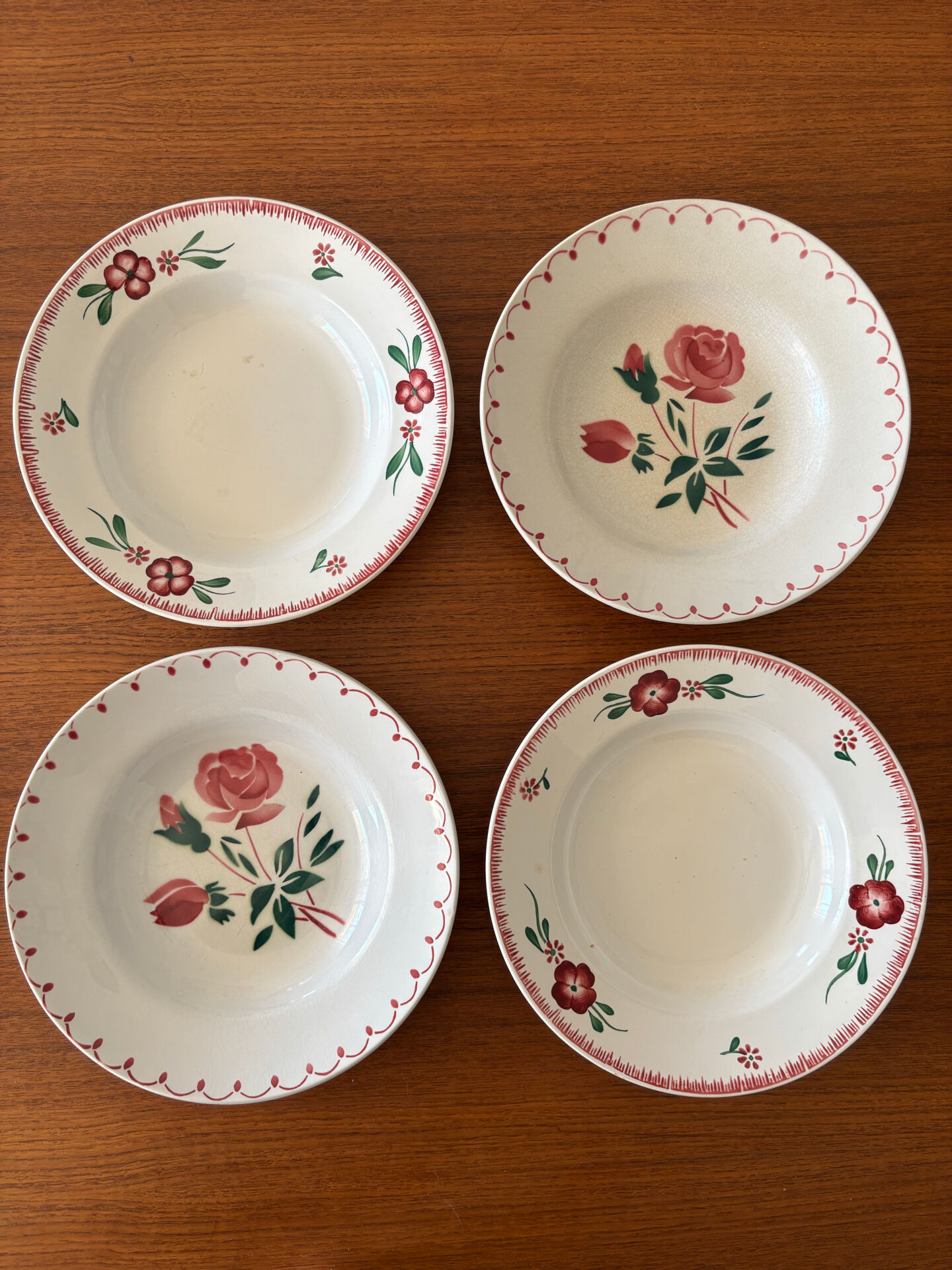 Lot de 4 assiettes creuses dépareillées en faïence ancienne • Décor fl