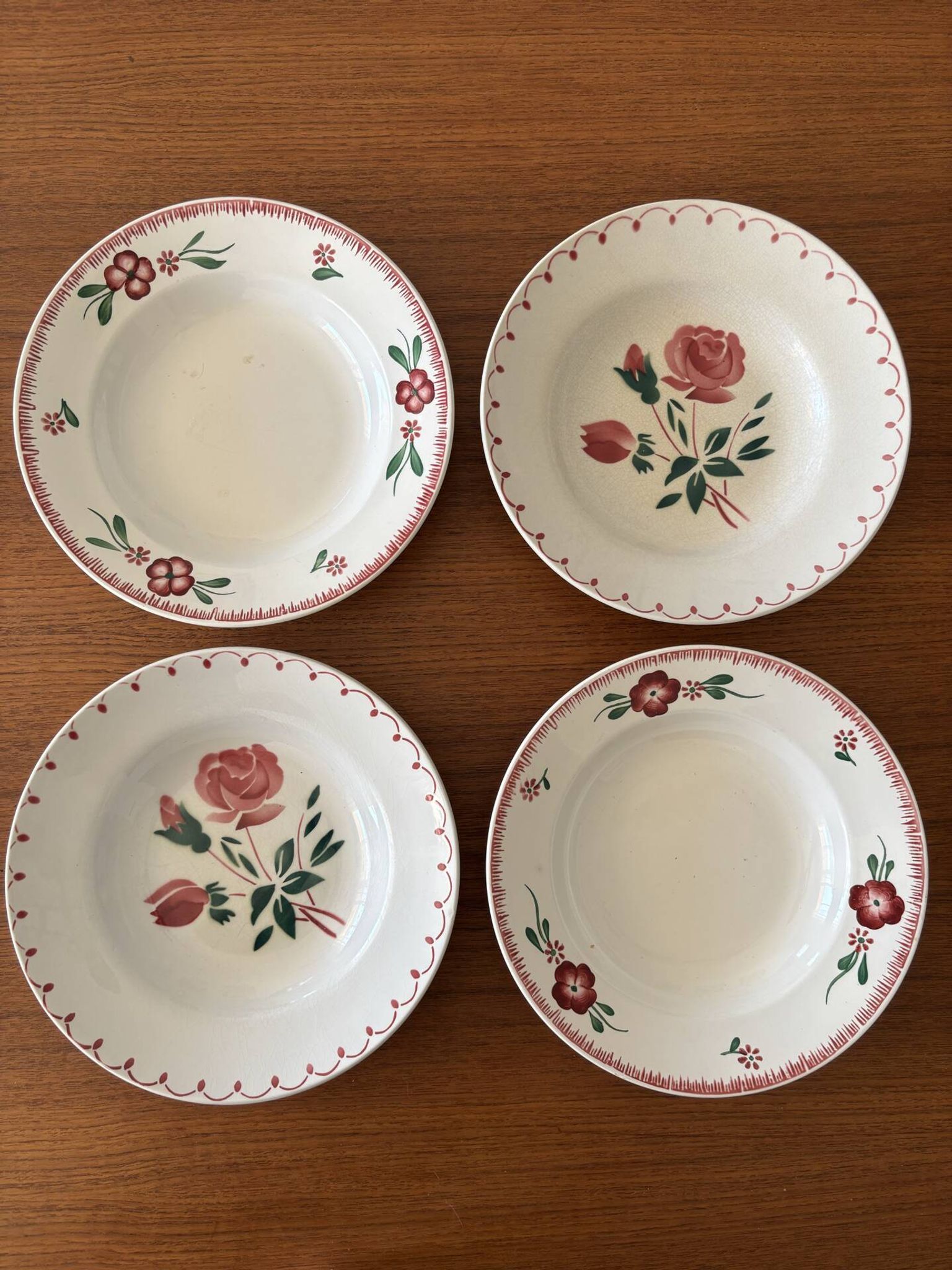 Lot de 4 assiettes creuses dépareillées en faïence ancienne • Décor fl