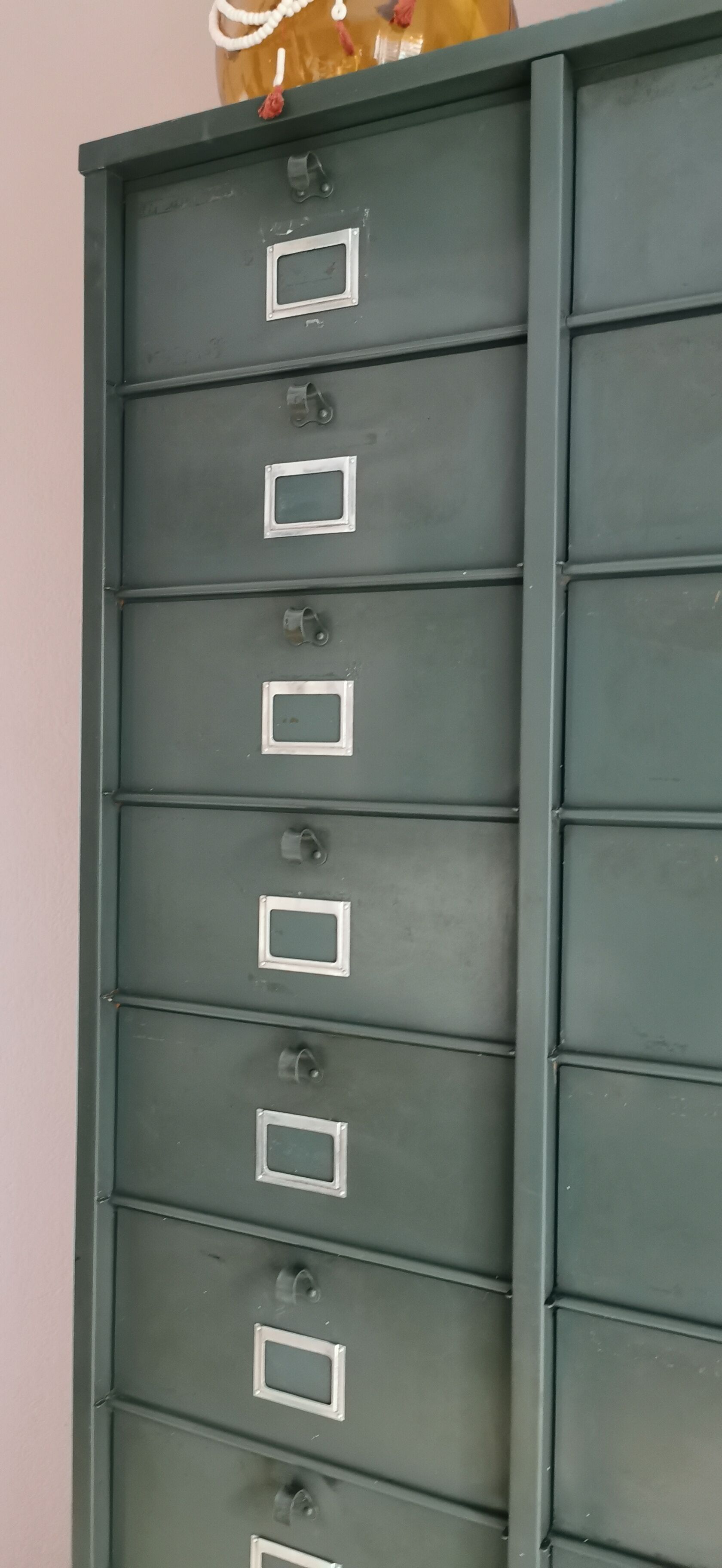 Strafor metal valve cabinet