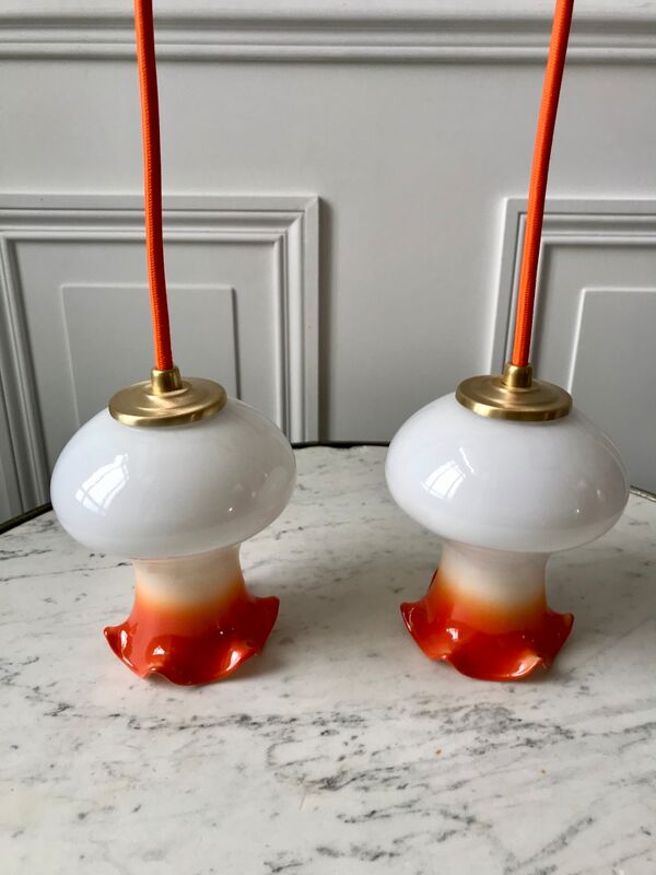 Paire de suspensions tulipes en opaline orange dégradé fil orange années 70