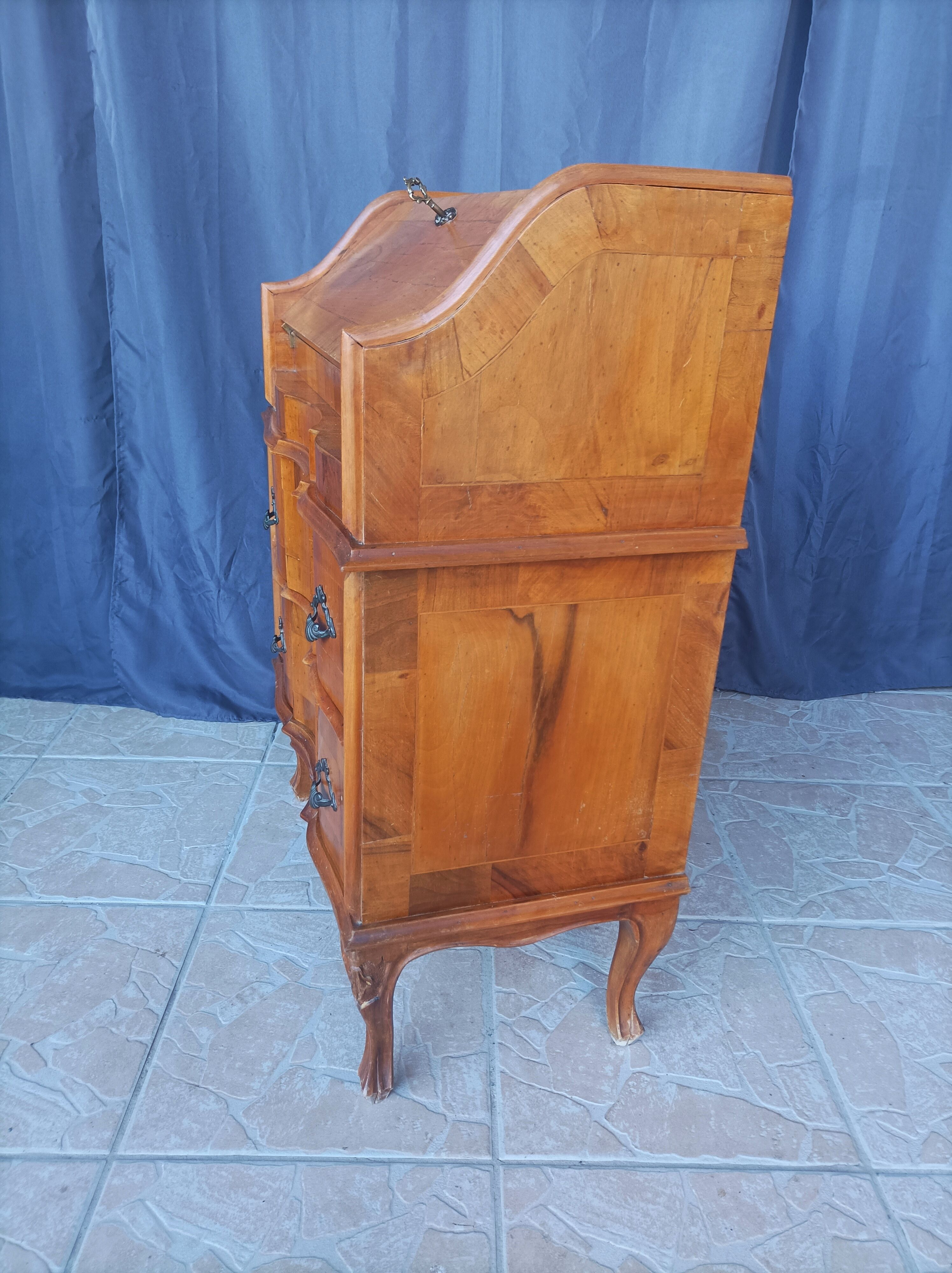 Walnut bramble secretary
