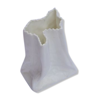 Vase sac en papier en porcelaine blanche.