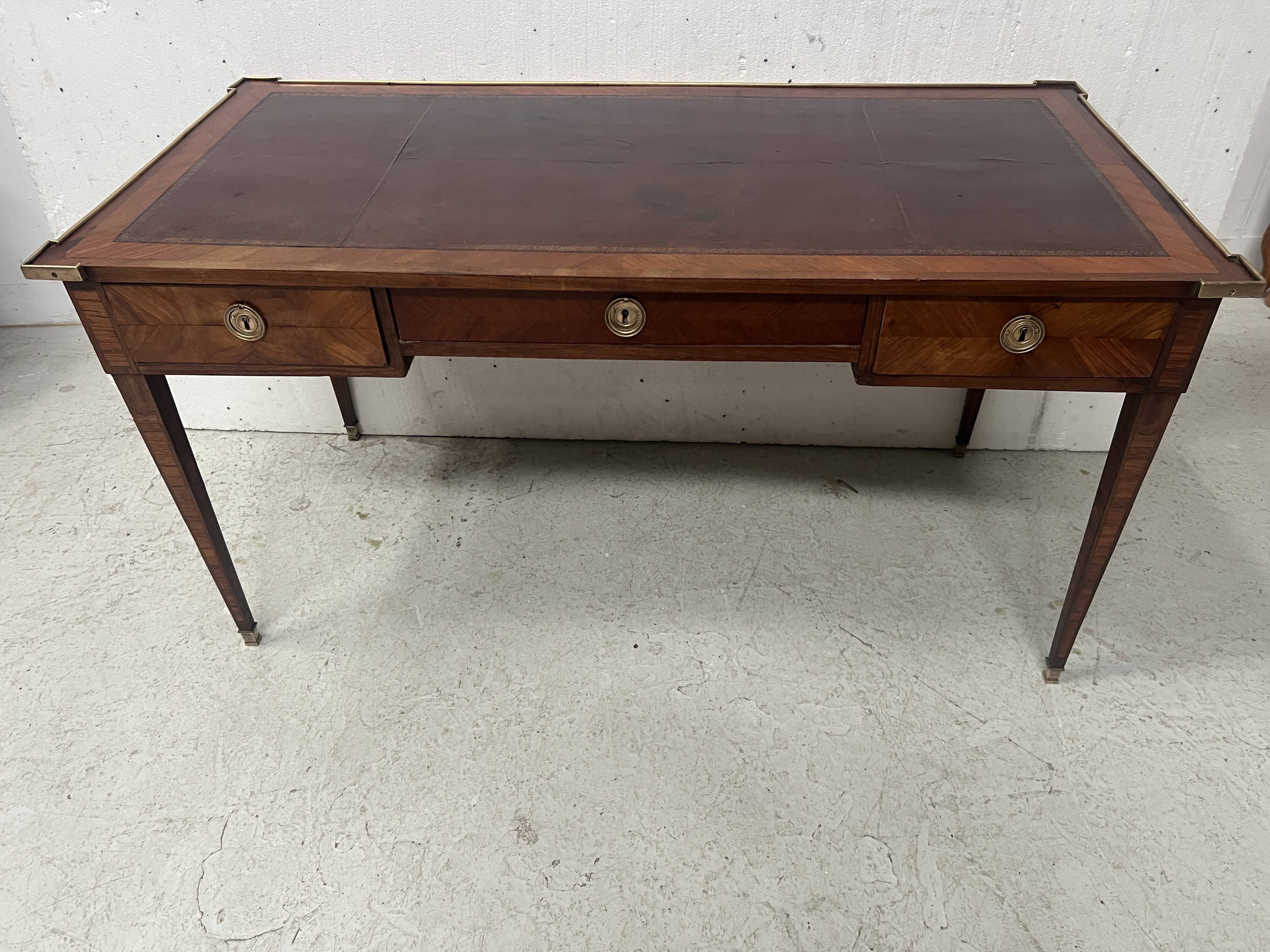 Louis XVI flat desk in mahogany veneer and rosewood, 18th century.