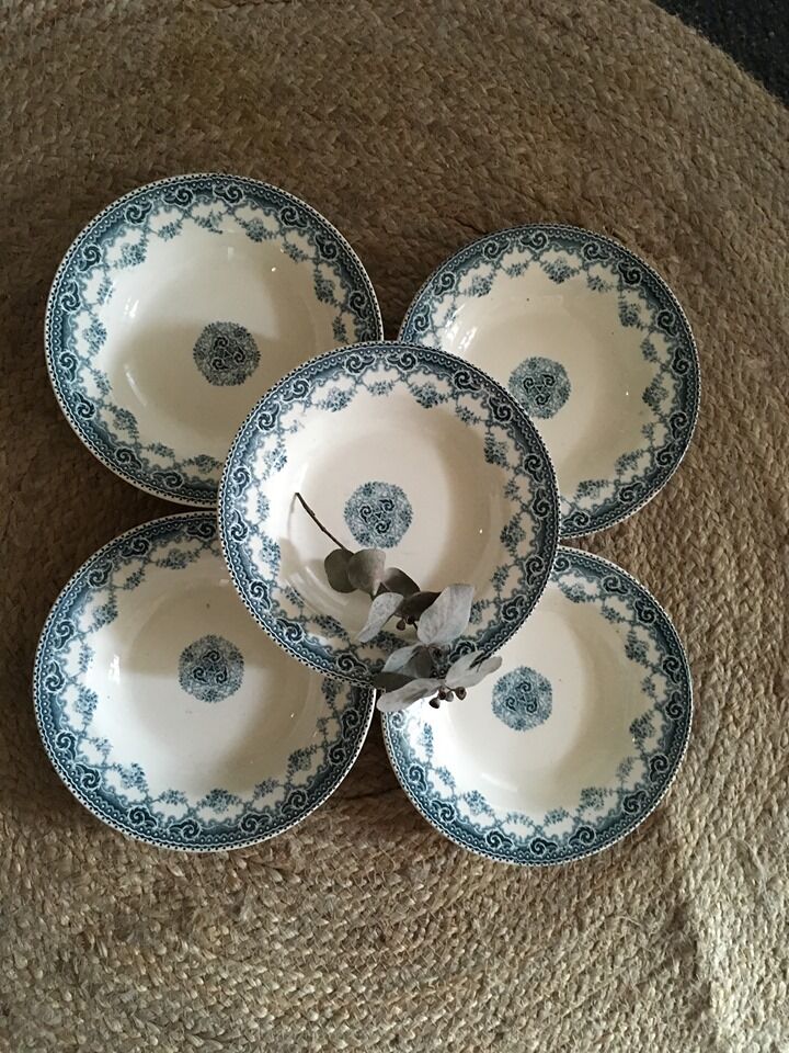 Ensemble cinq assiettes creuses terre de fer"Allez Frères"