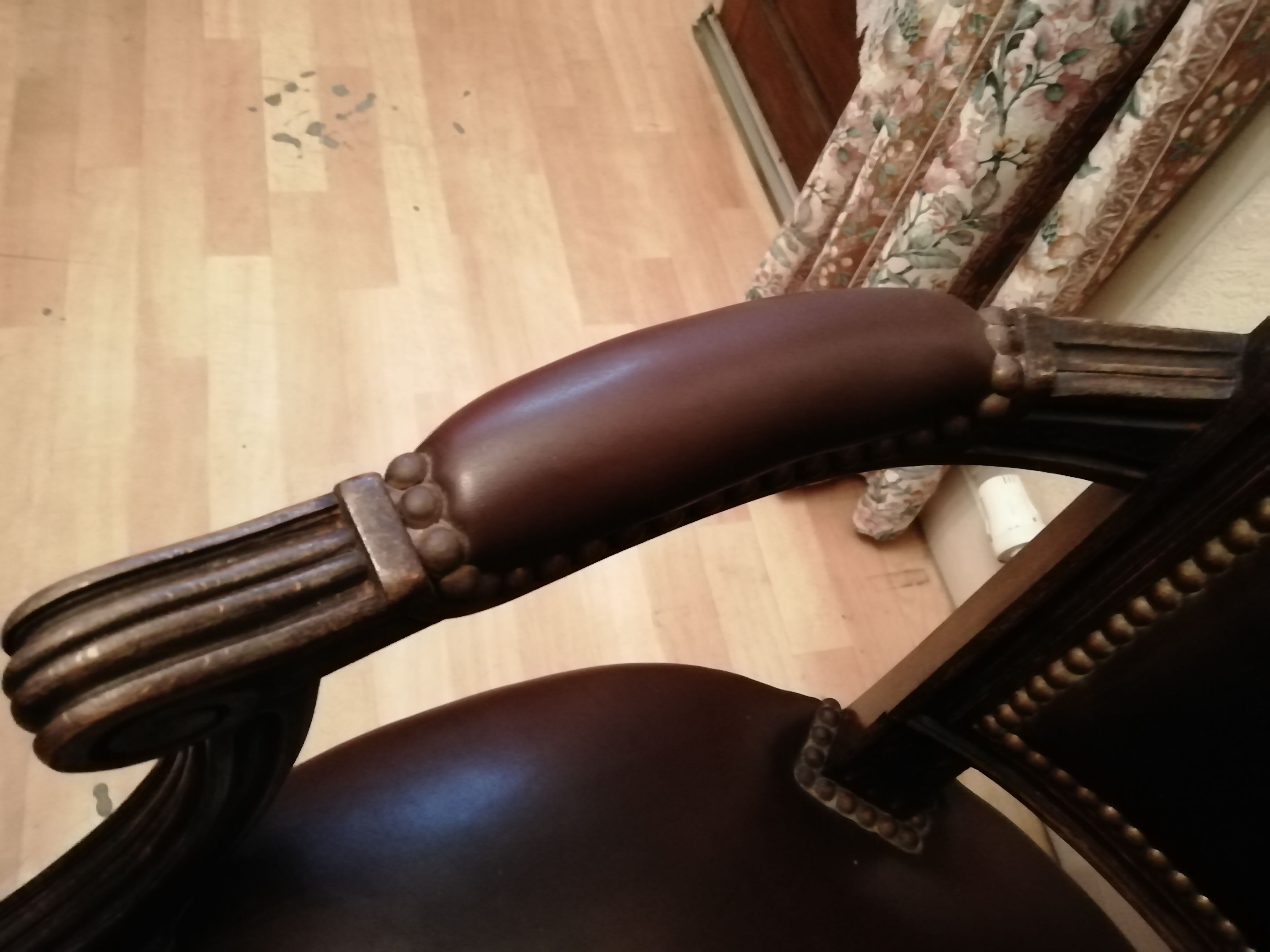 Fauteuil cabriolet Louis XVI couvert cuir marron foncé