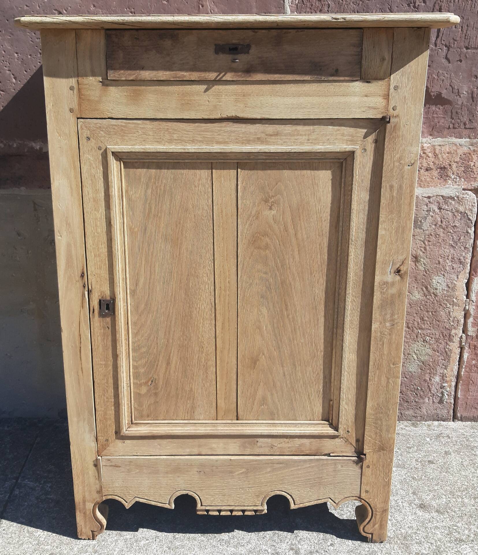 Confiturier or sideboard.