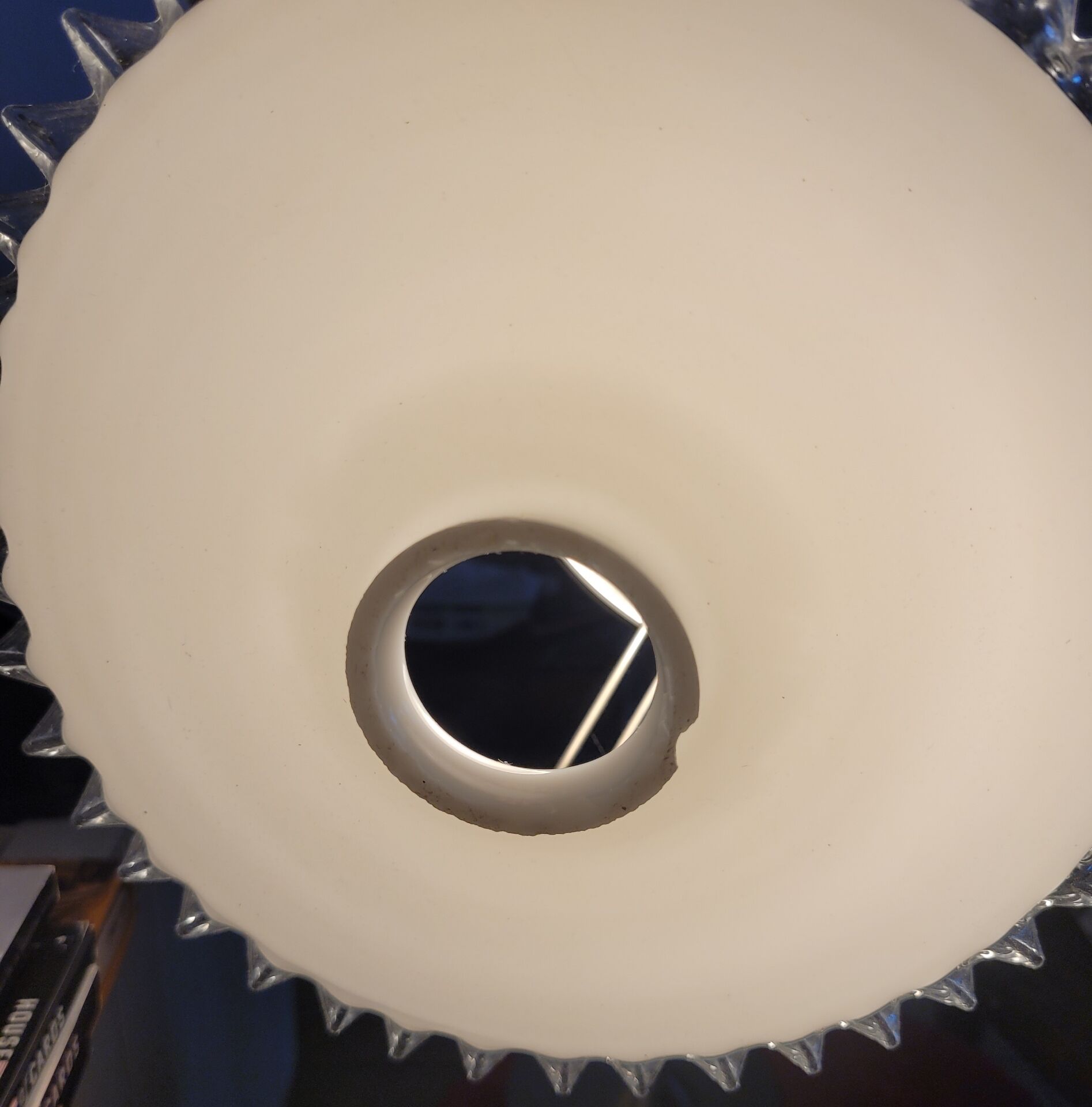 White opaline lampshade with a scalloped edge Ø 25.5 cm, first half of the 20th century.