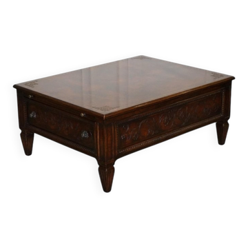 Table Basse avec Tiroirs et Plateaux de Majordome par Theodore Alexander, Amérique