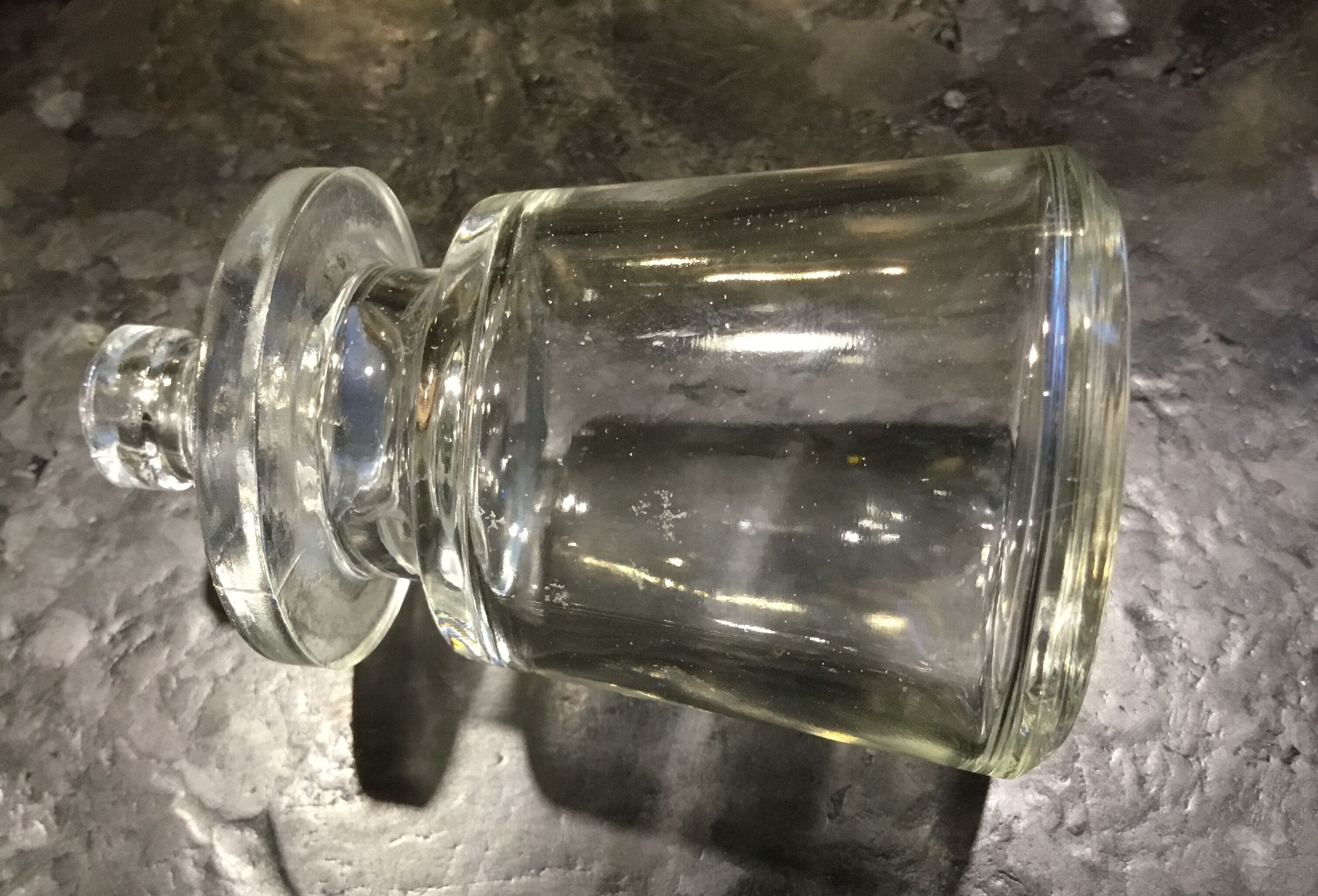 Carafe vintage en verre à 12 pans avec son bouchon