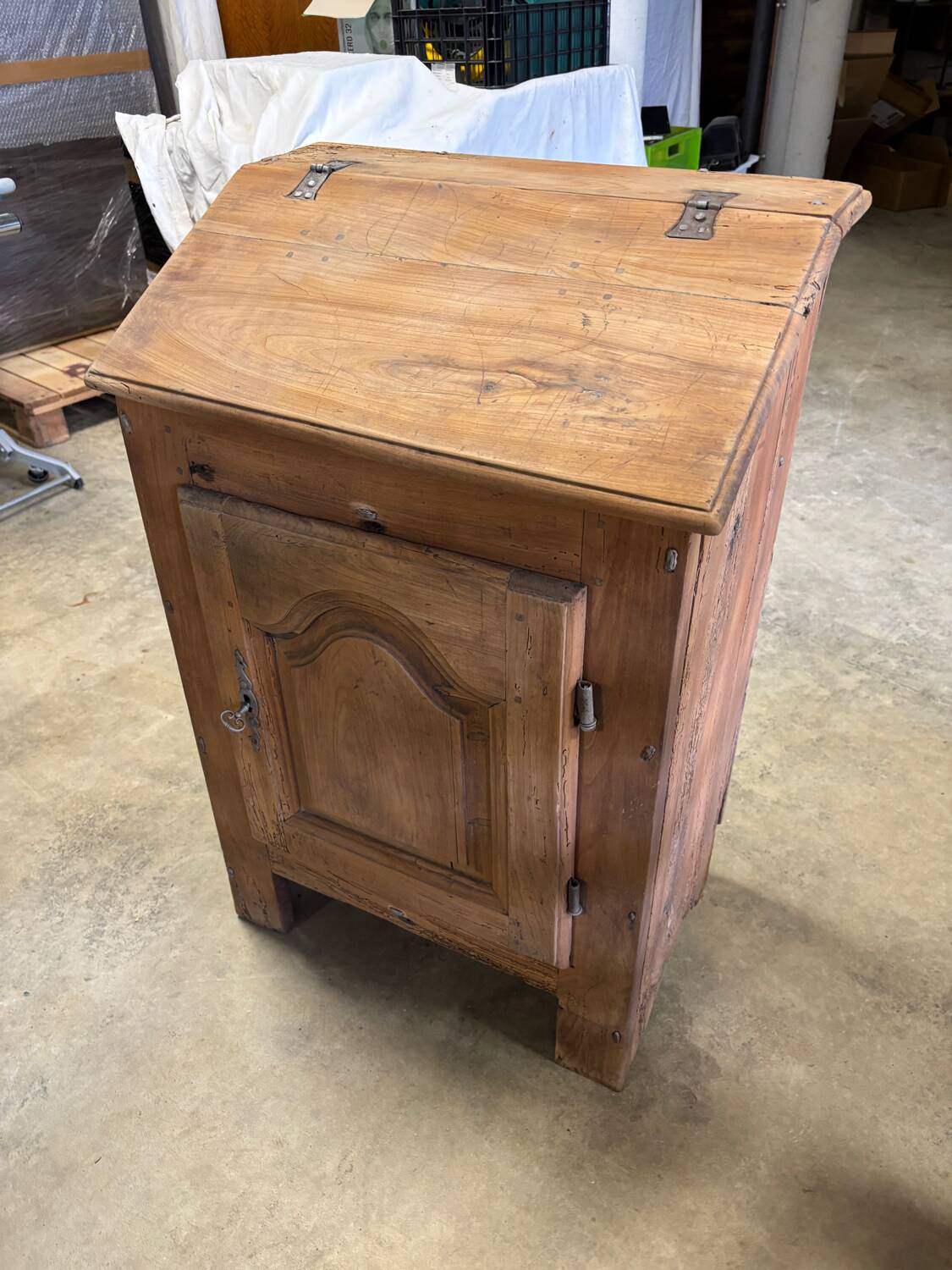 One-door writing desk