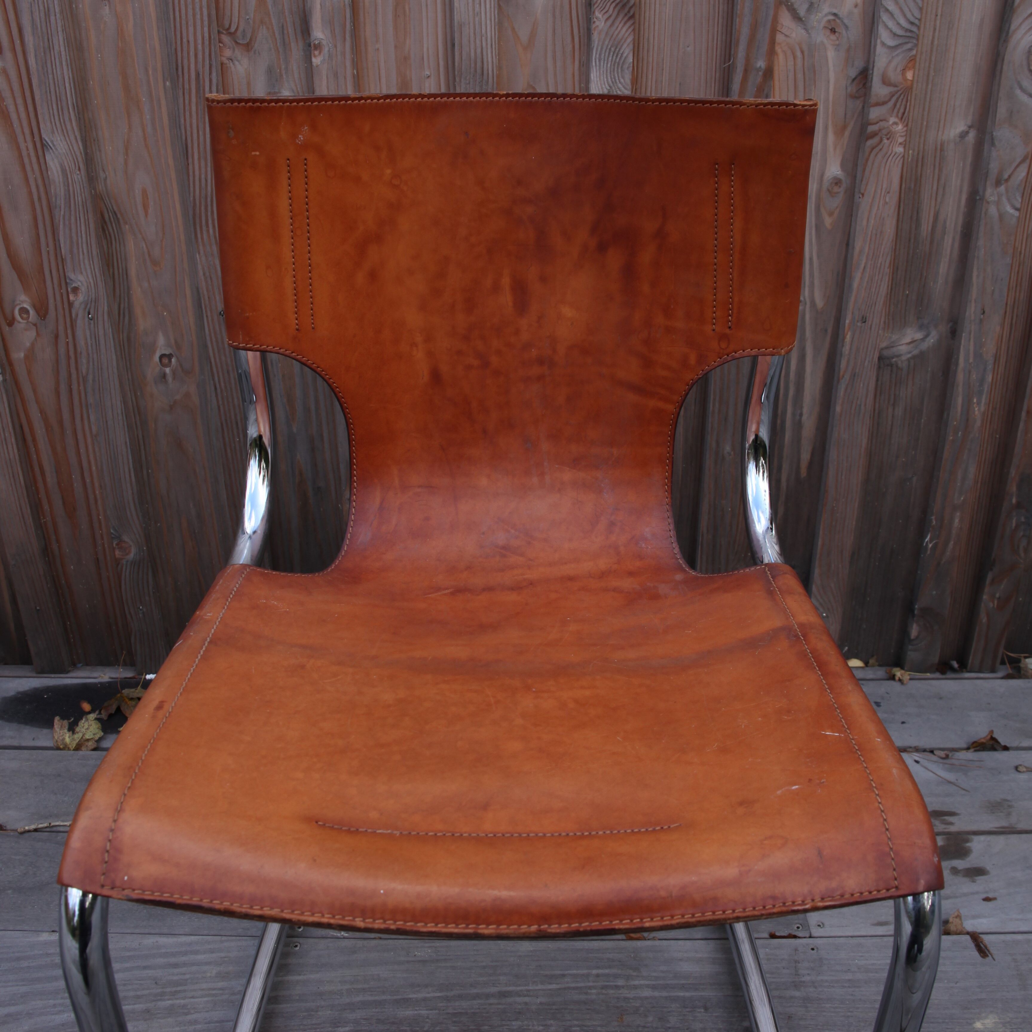 Suite de 4 chaises modèle 920 en chrome et cuir par Carlo Bartoli