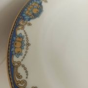 12 assiettes en porcelaine de Limoges à décor de guirlandes et de fruits