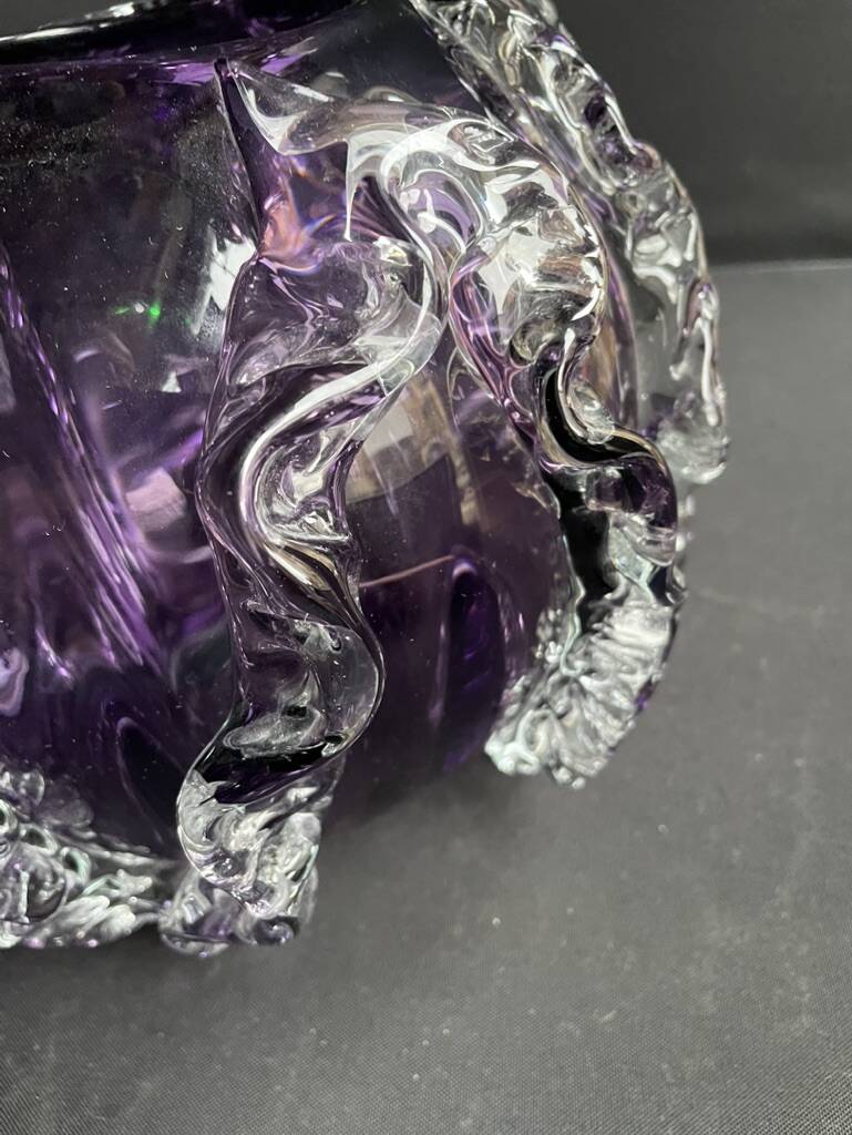 Gros vase boule à base plane en verre soufflé violet et blanc