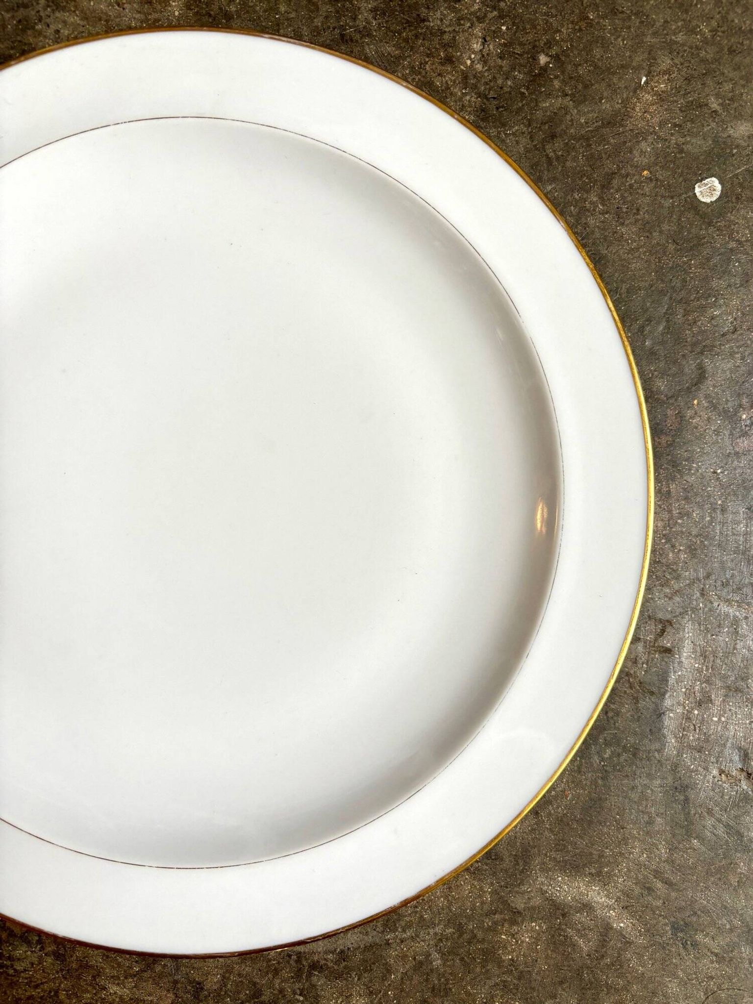 Plat rond A. Vignaud en porcelaine de Limoges blanche et dorée