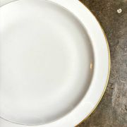 Plat rond A. Vignaud en porcelaine de Limoges blanche et dorée