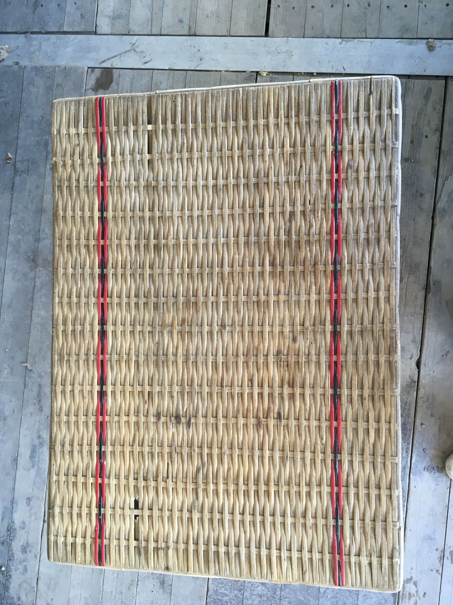 Table en rotin liseré rouge années 50