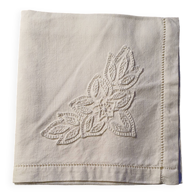 Nappe à thé brodée