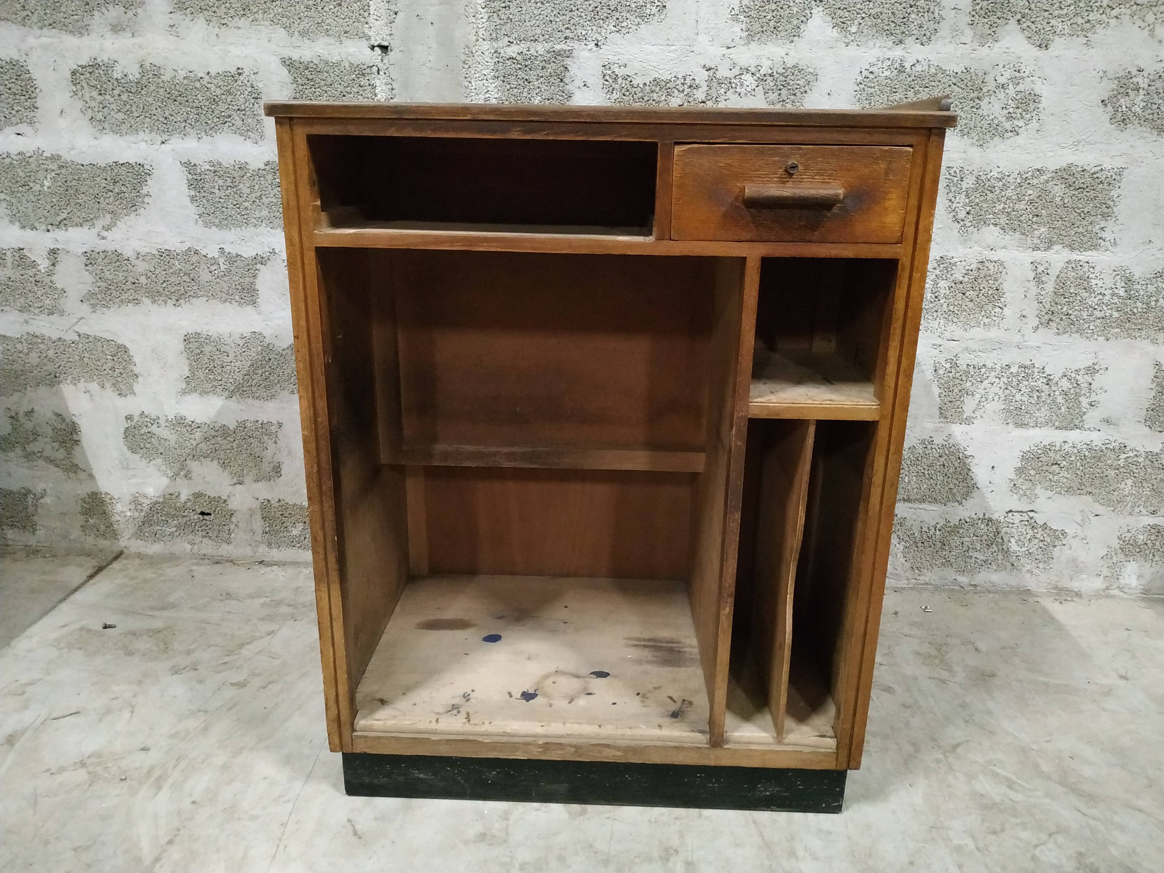 Former cash vitrine store counter