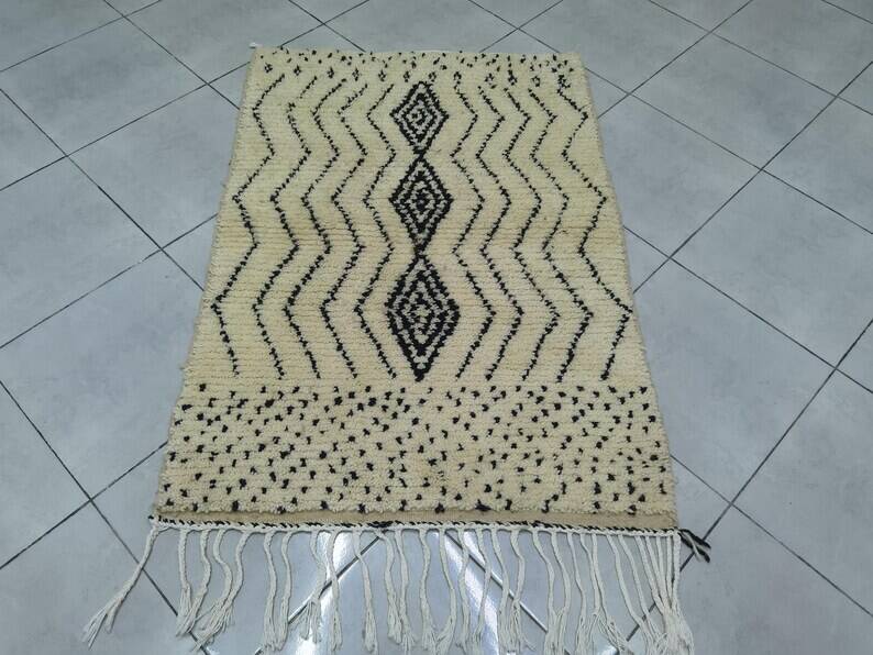 Handcrafted Moroccan rug decorated 250cm x 150cm