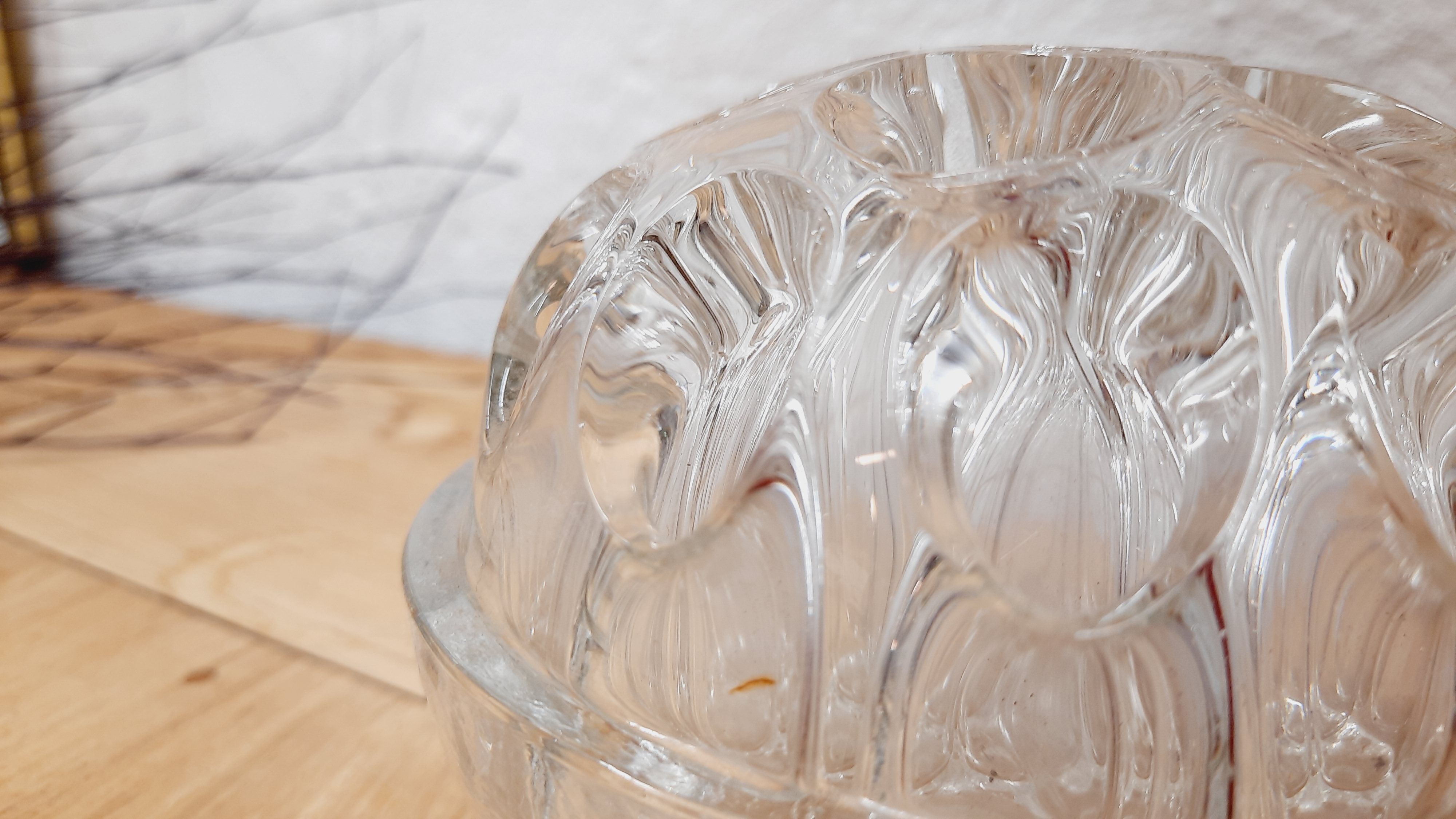 Pique flowers old glass