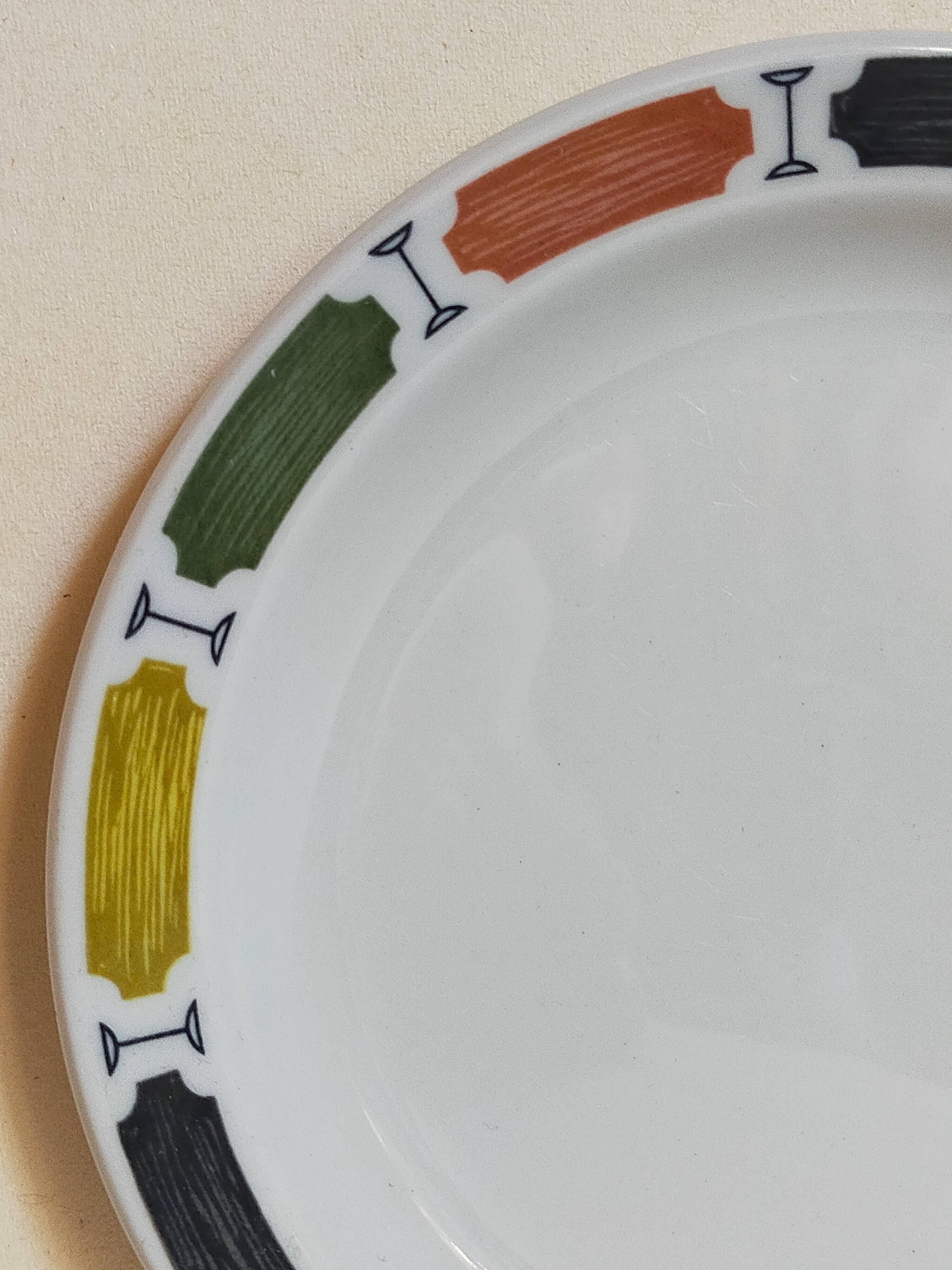 Six assiettes à dessert en porcelaine Anglaise DUDSON BROTHERS 70'