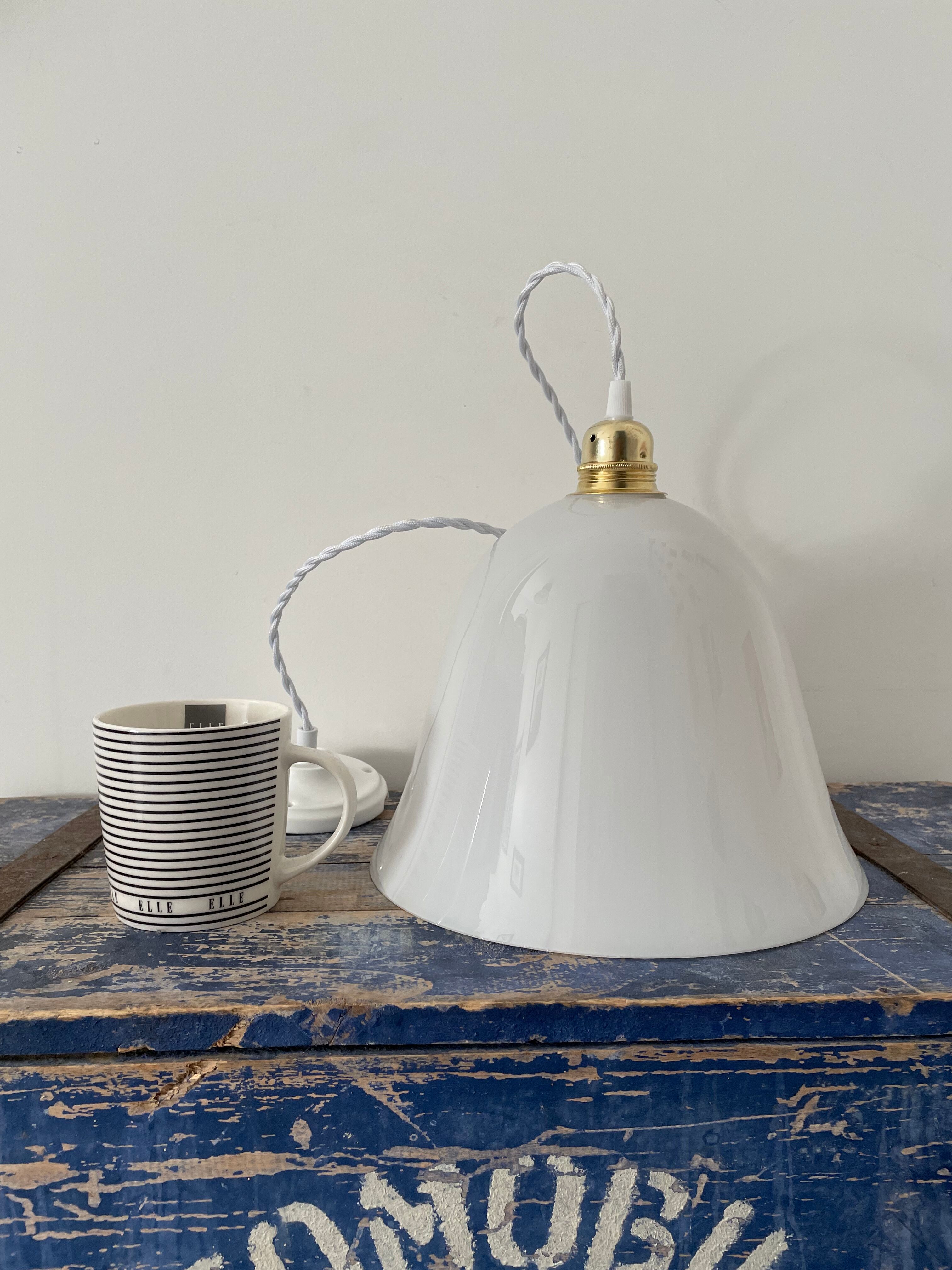 Vintage suspension in electrified white opaline to nine