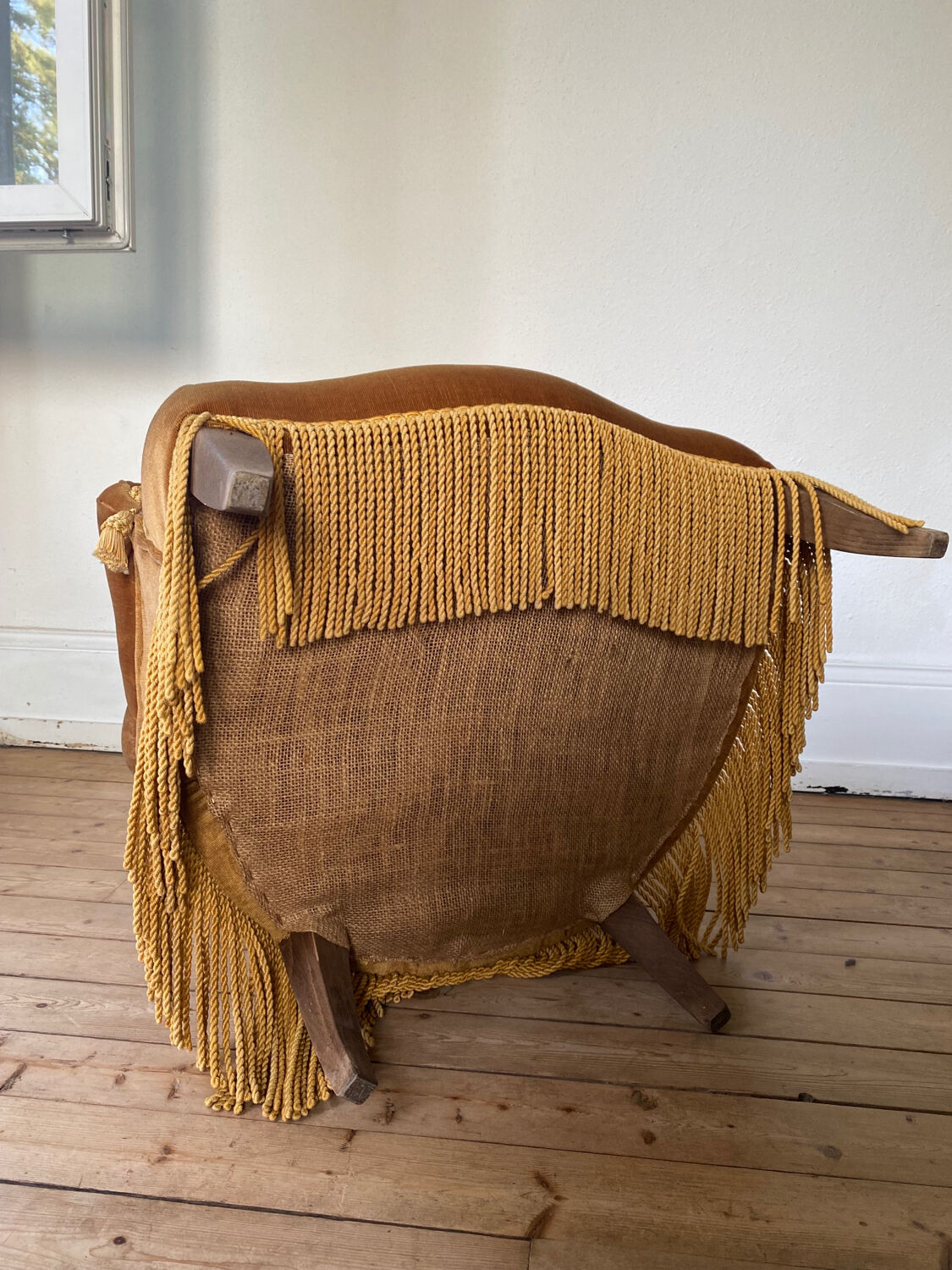 Toad armchair in golden velvet