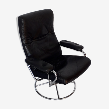 Scandinavian armchair in swivel leather