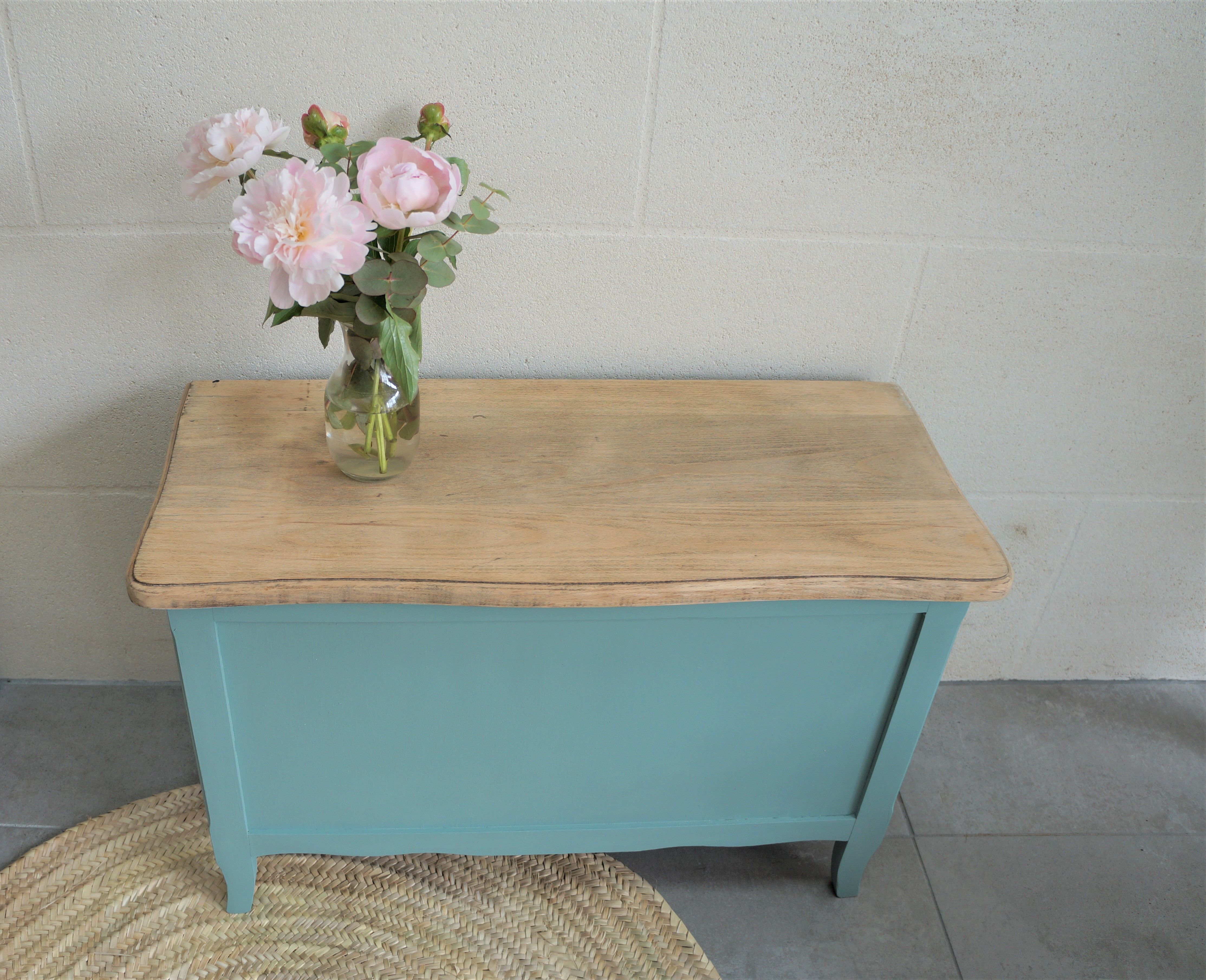 Green box, raw wooden lid