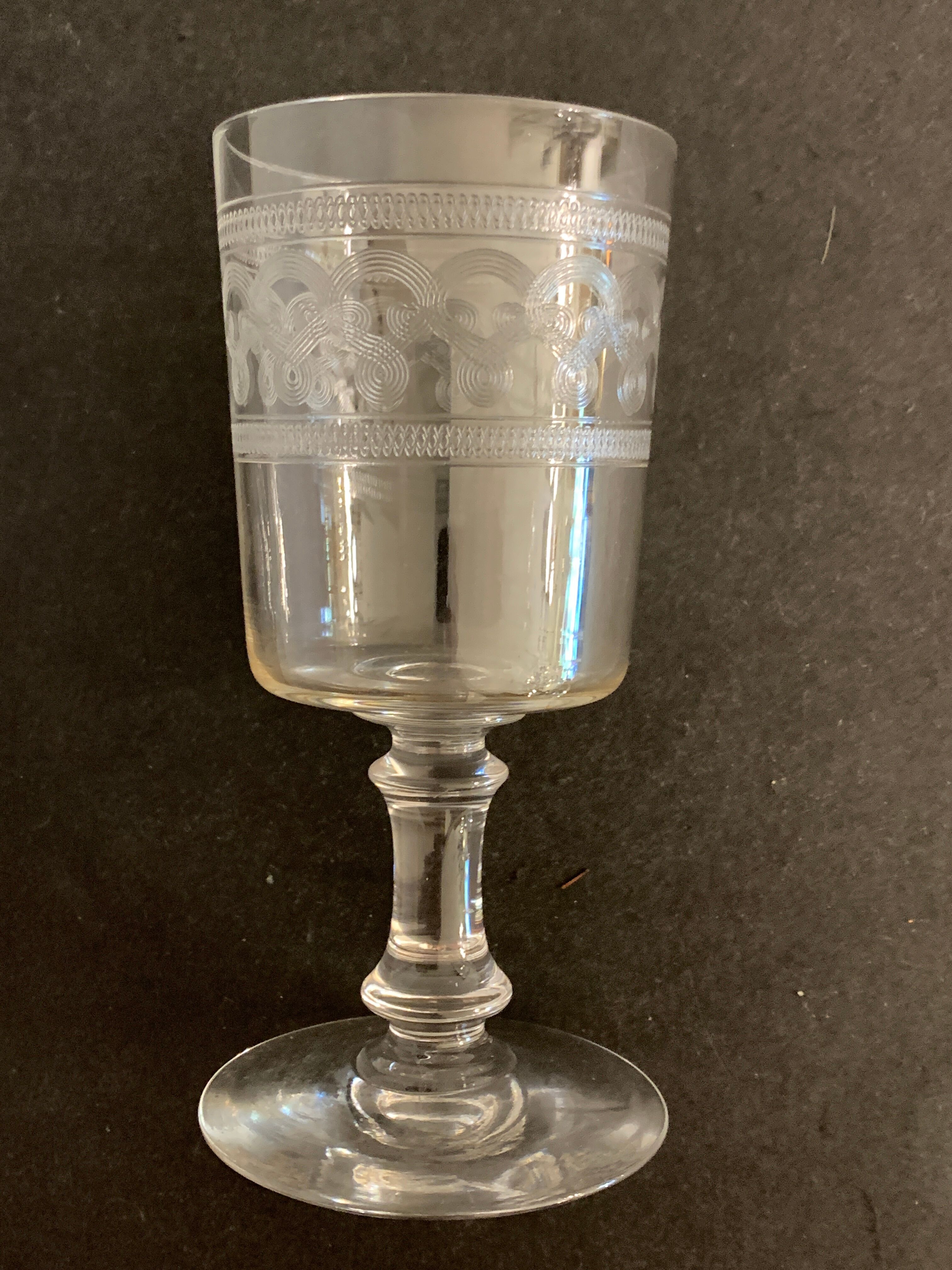 6 glasses on foot in engraved and blown crystal, height 12.5 cm