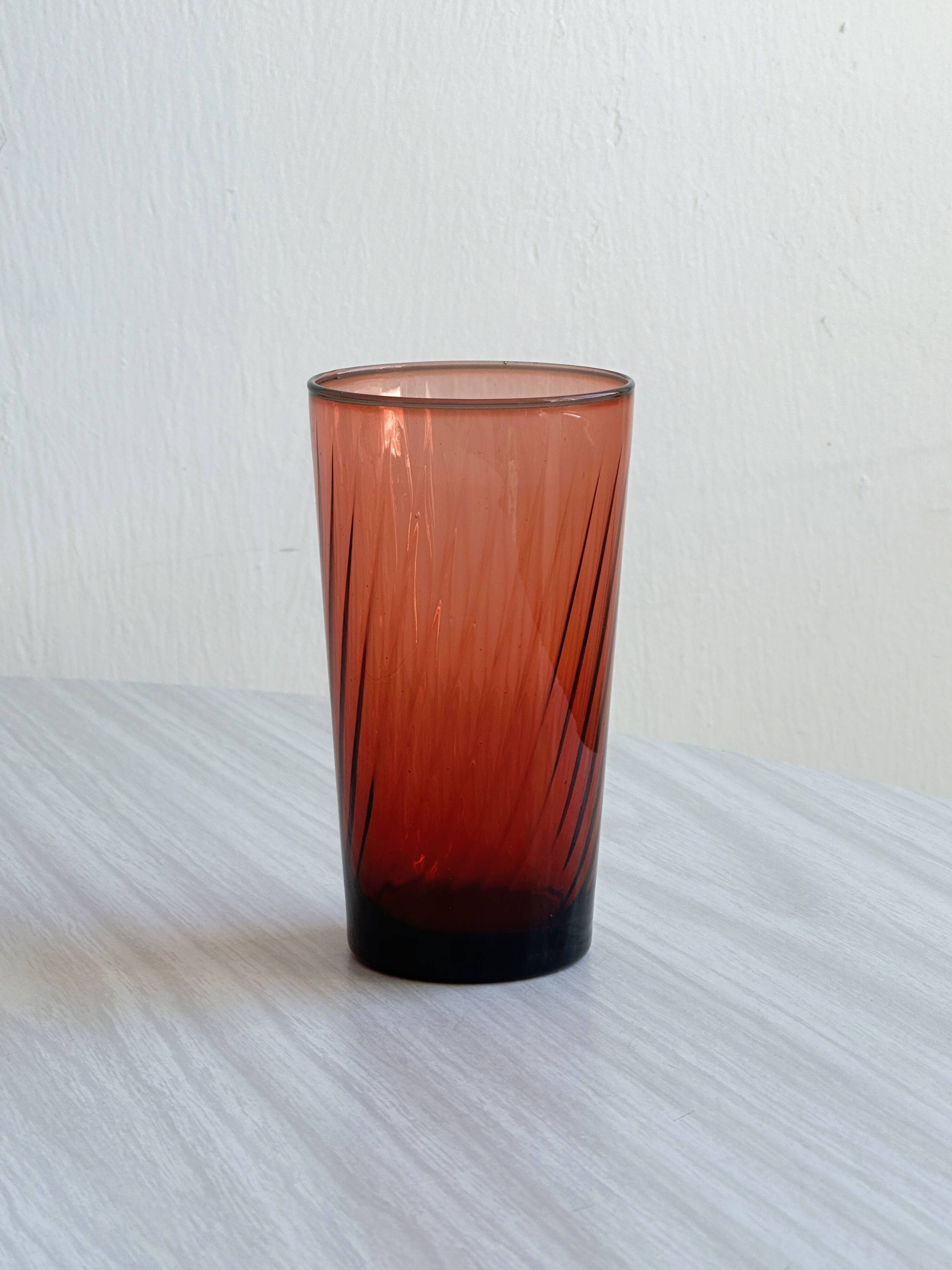 4 verres à eau rouges translucides.