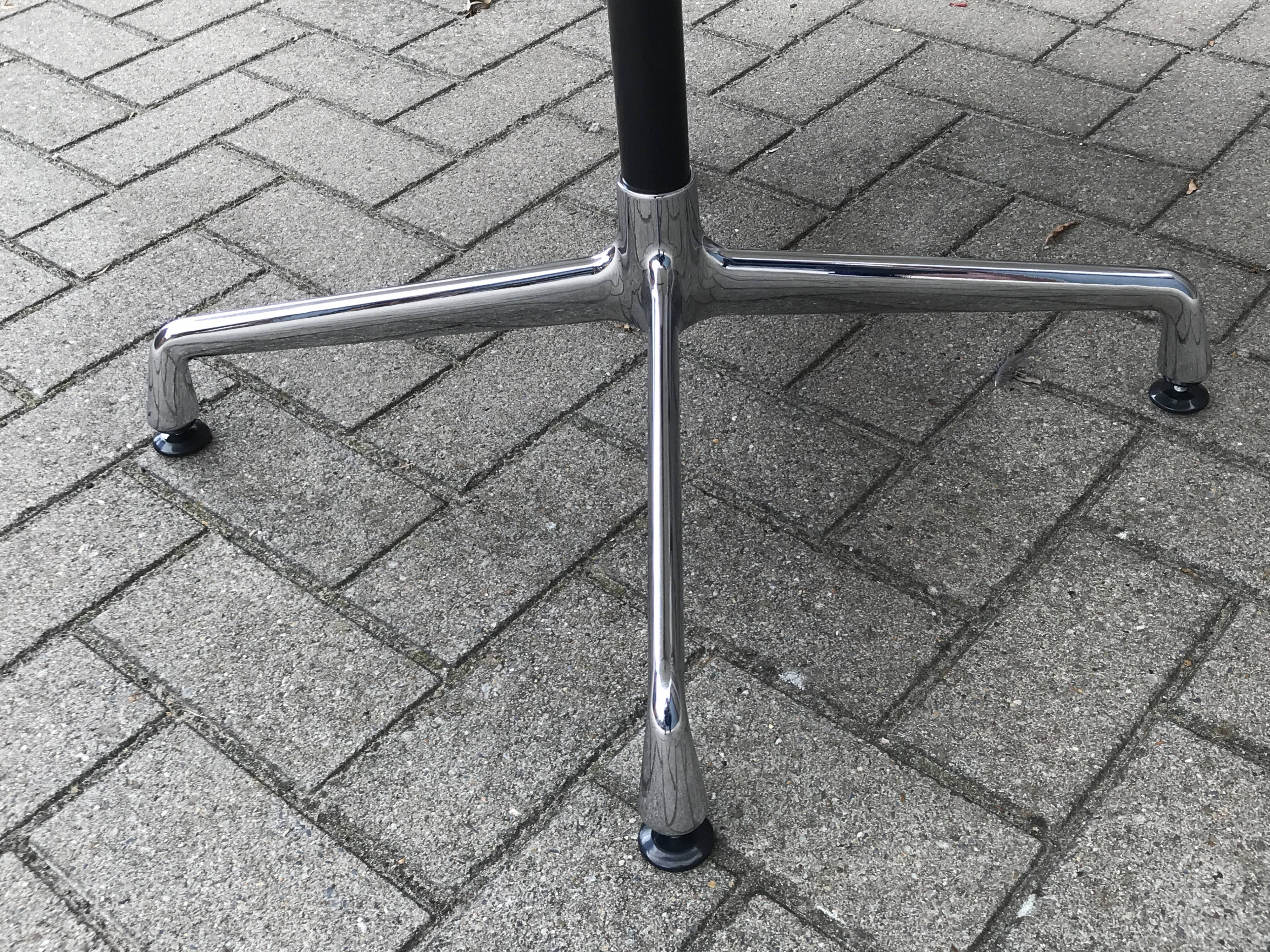 Round dining table by Charles & Ray Eames for Vitra 1980