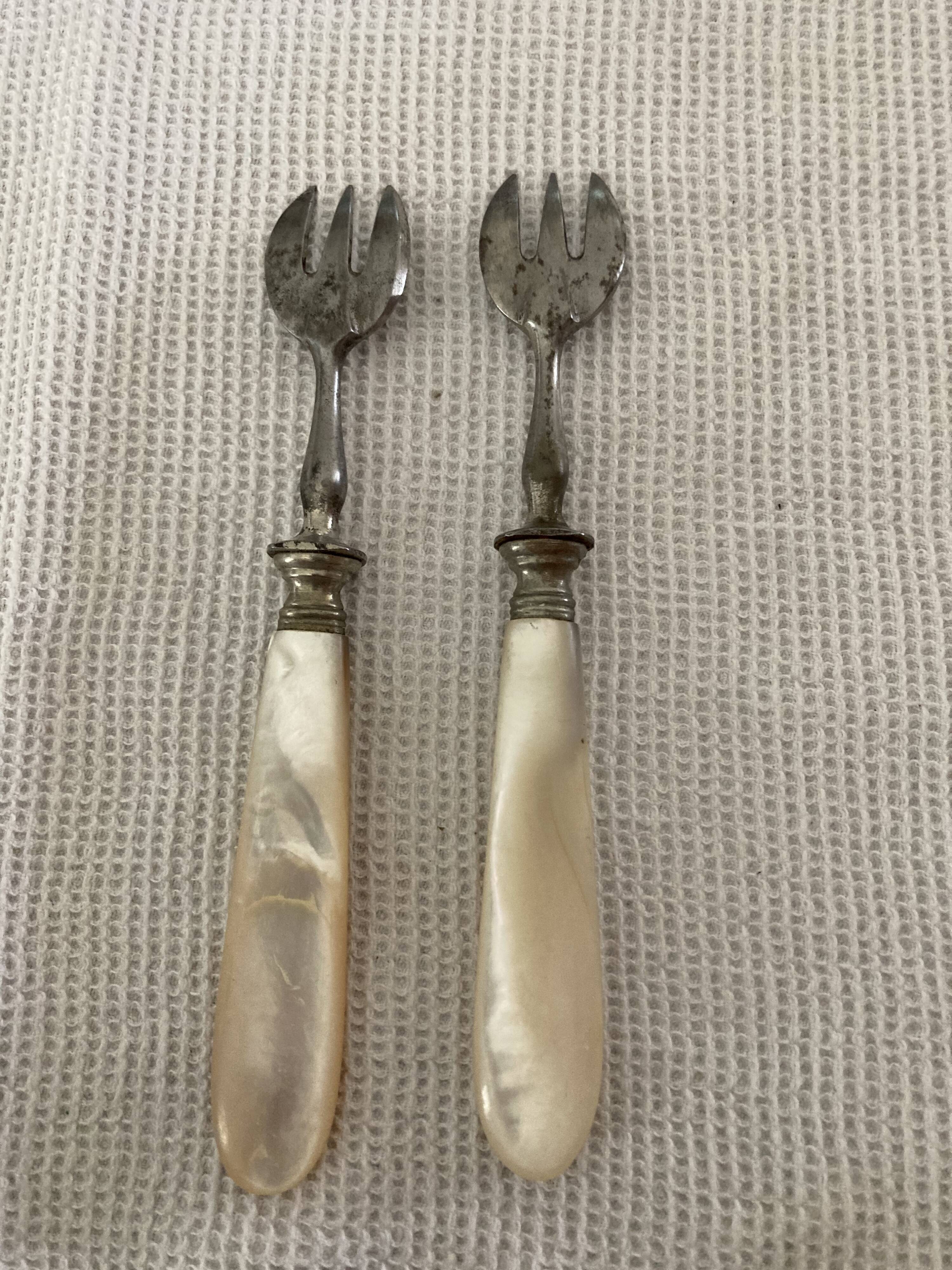 12 dessert forks in steel and mother-of-pearl