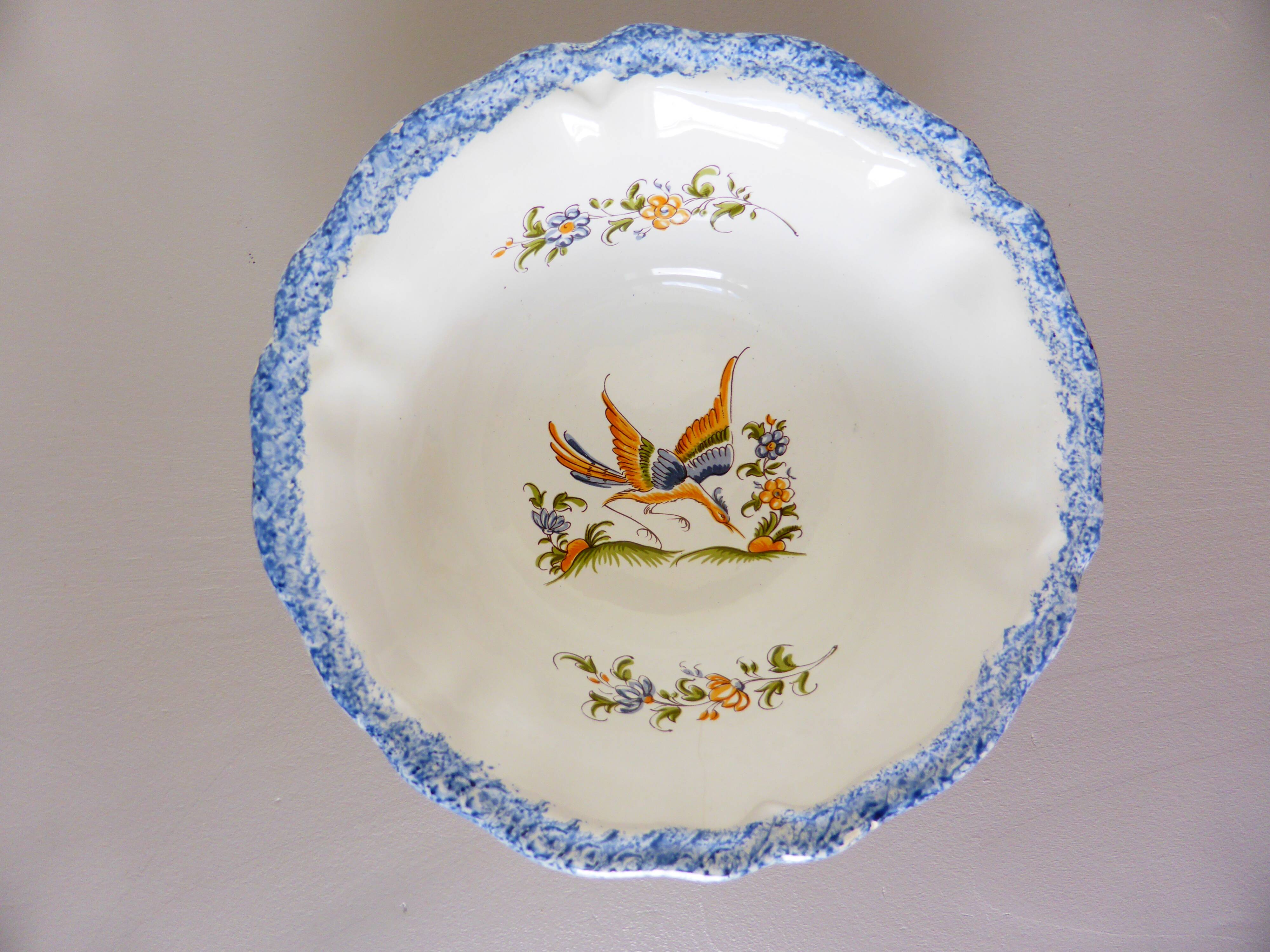 Empty pocket bowl from the French pottery, Moustier model 2008149.