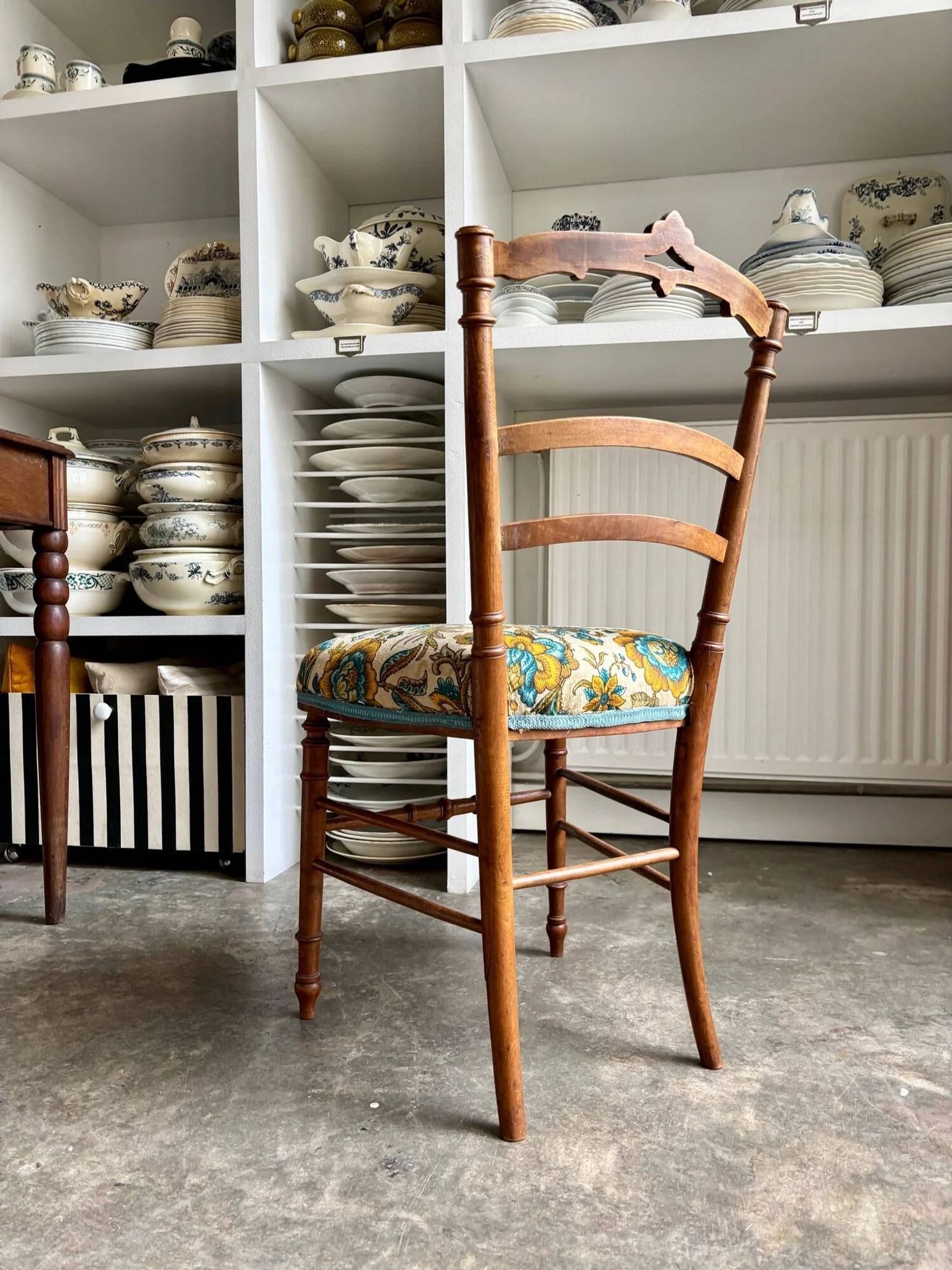 Chaise en bois ciselé et coton imprimé