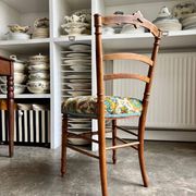 Chaise en bois ciselé et coton imprimé
