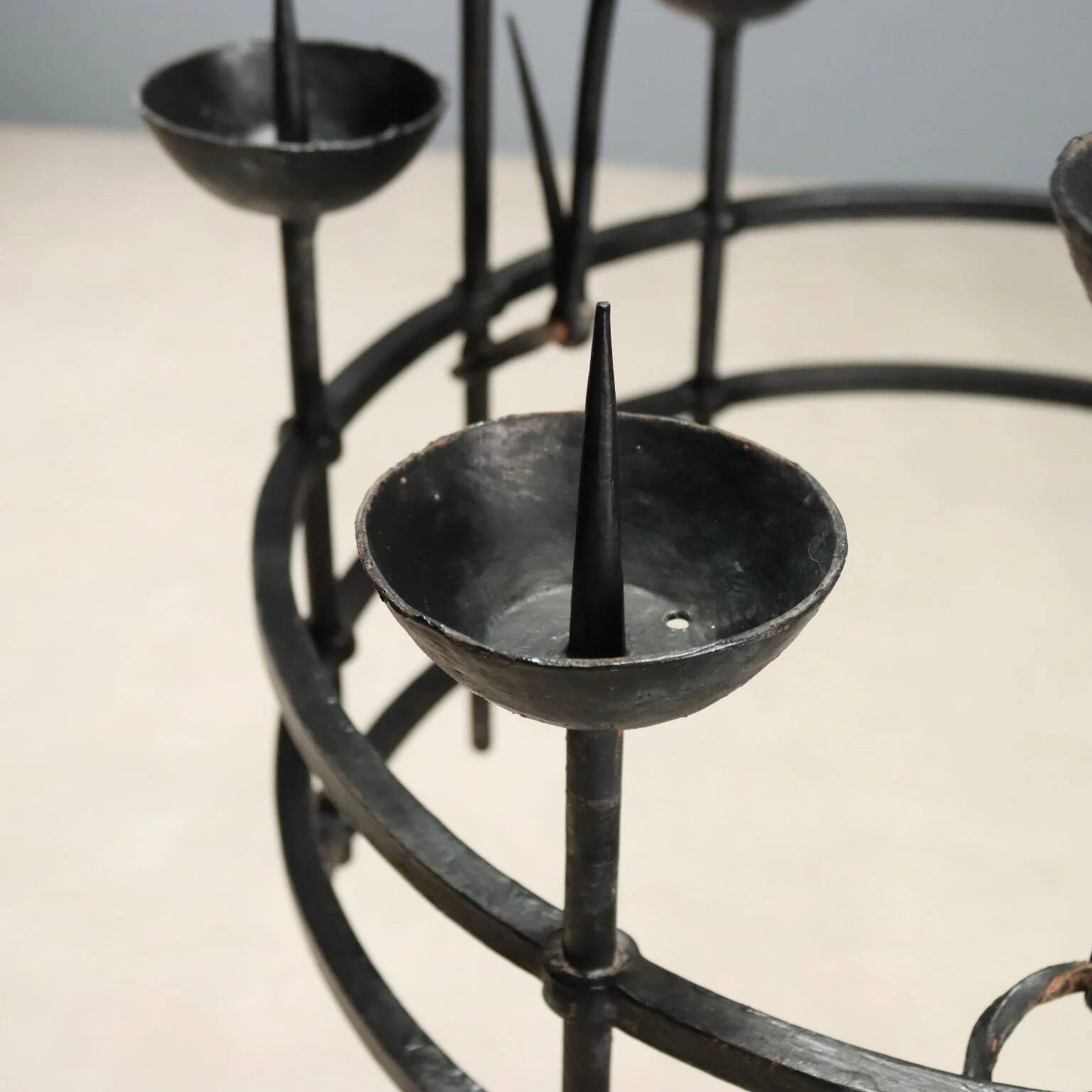 Lustre en fer forgé par Alberto Gerardi