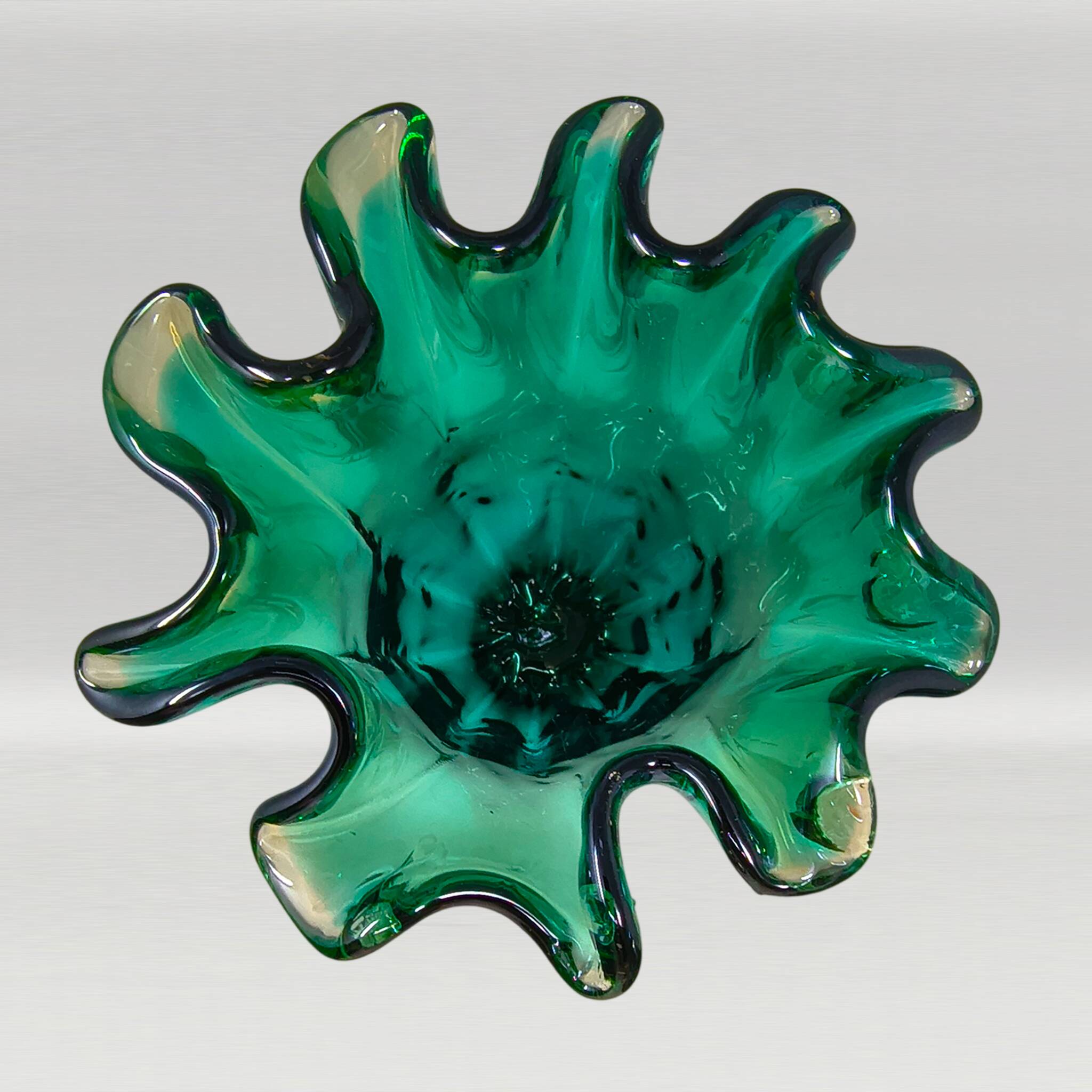 1970s Astonishing Emerald Green "Fazzoletto" Vase by Michielotto in Murano Glass. Made in Italy