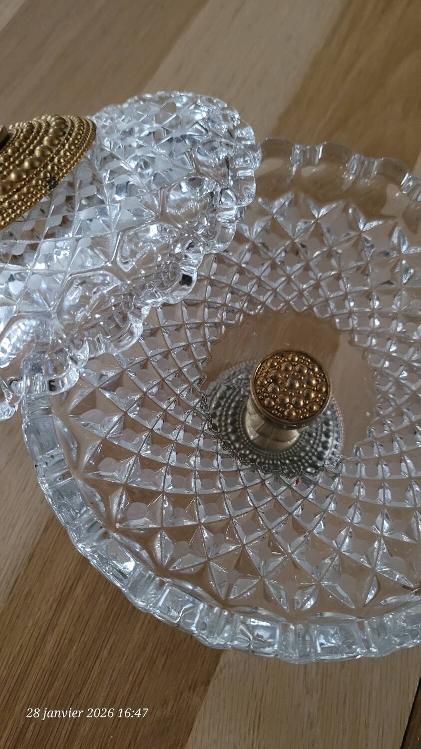 Bonbonnière en verre taillé et métal doré