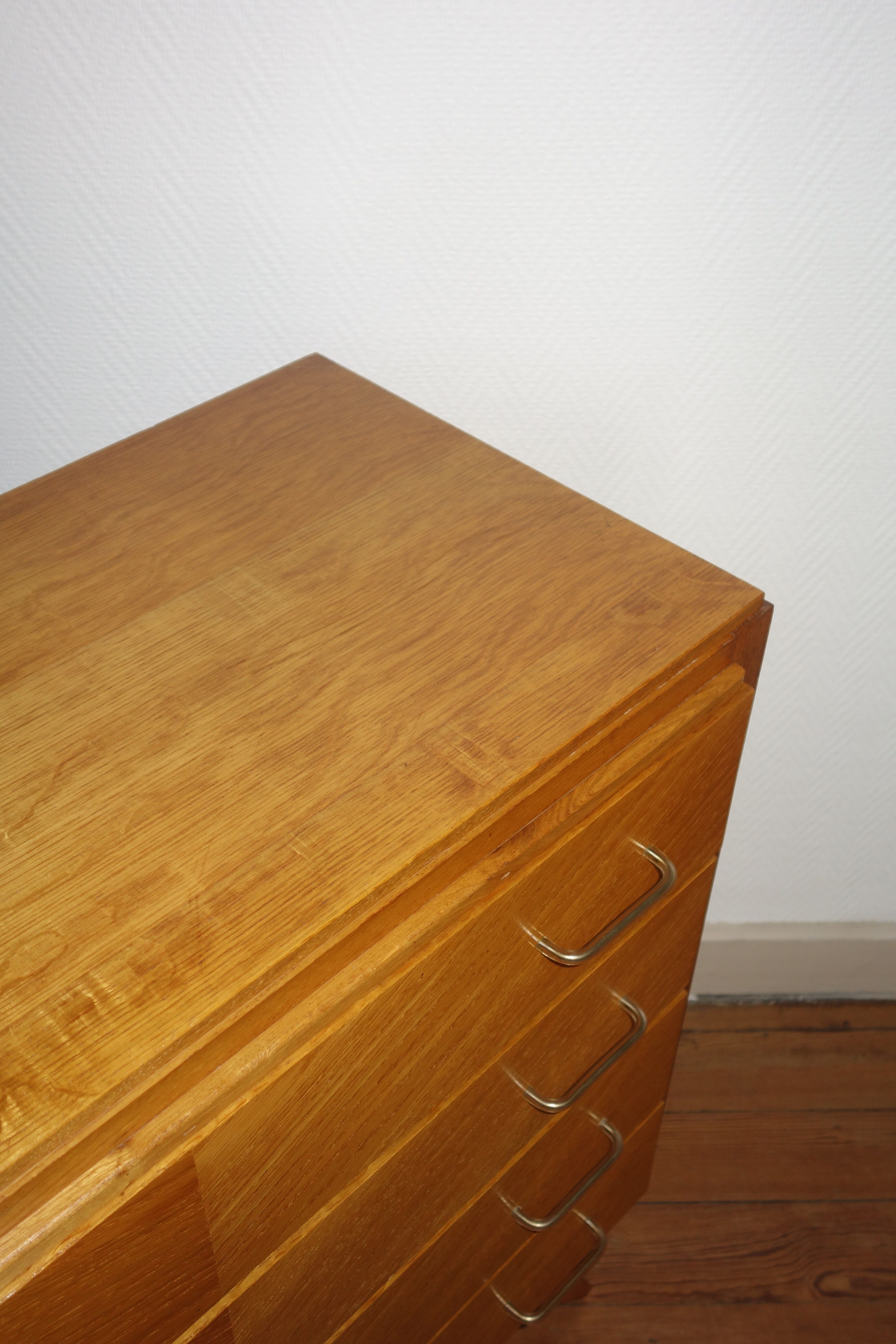 Dresser with compass feet of the 1950s
