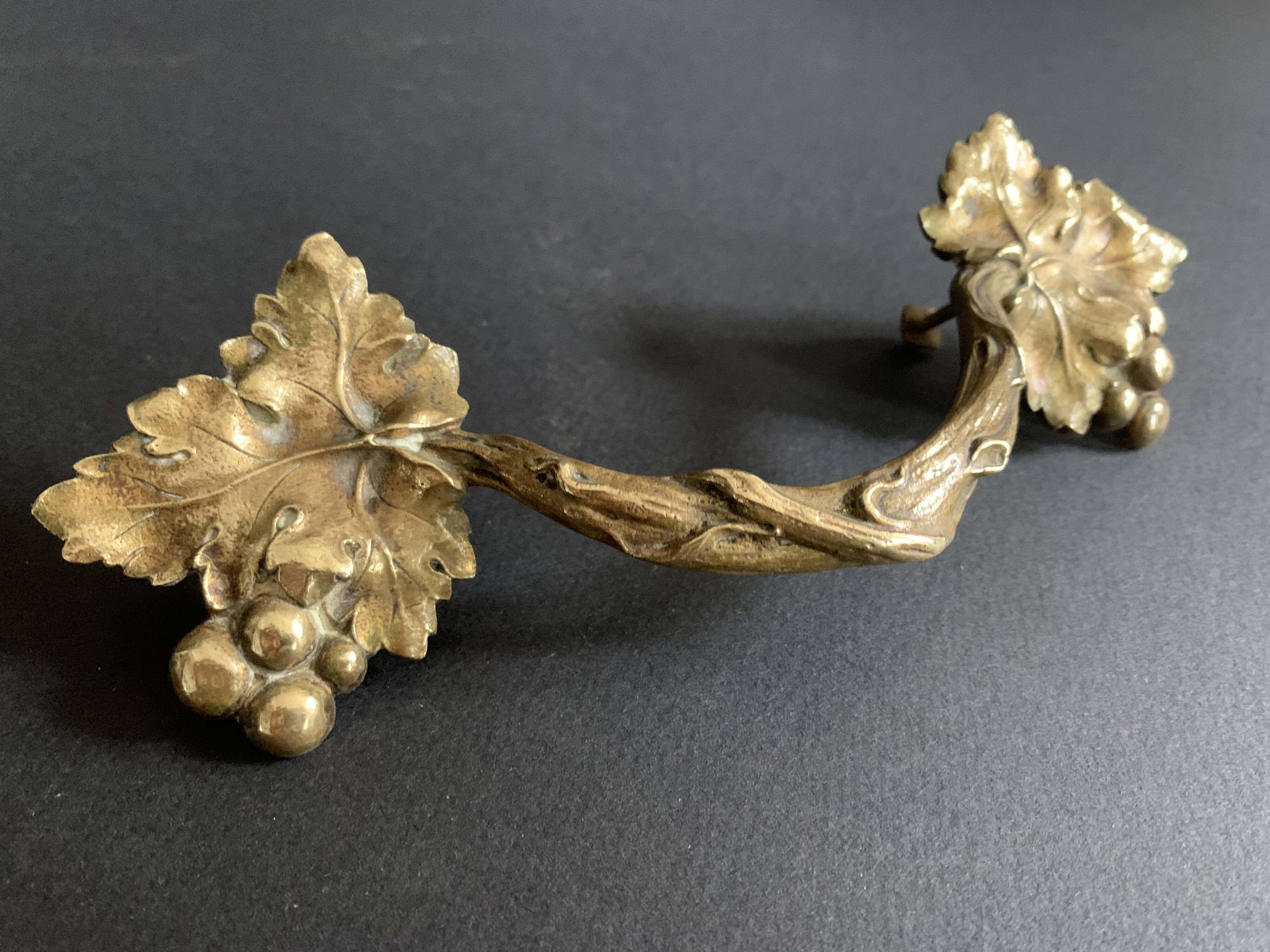 Pair of Art Nouveau bronze handles decorated with vine leaves, 1930